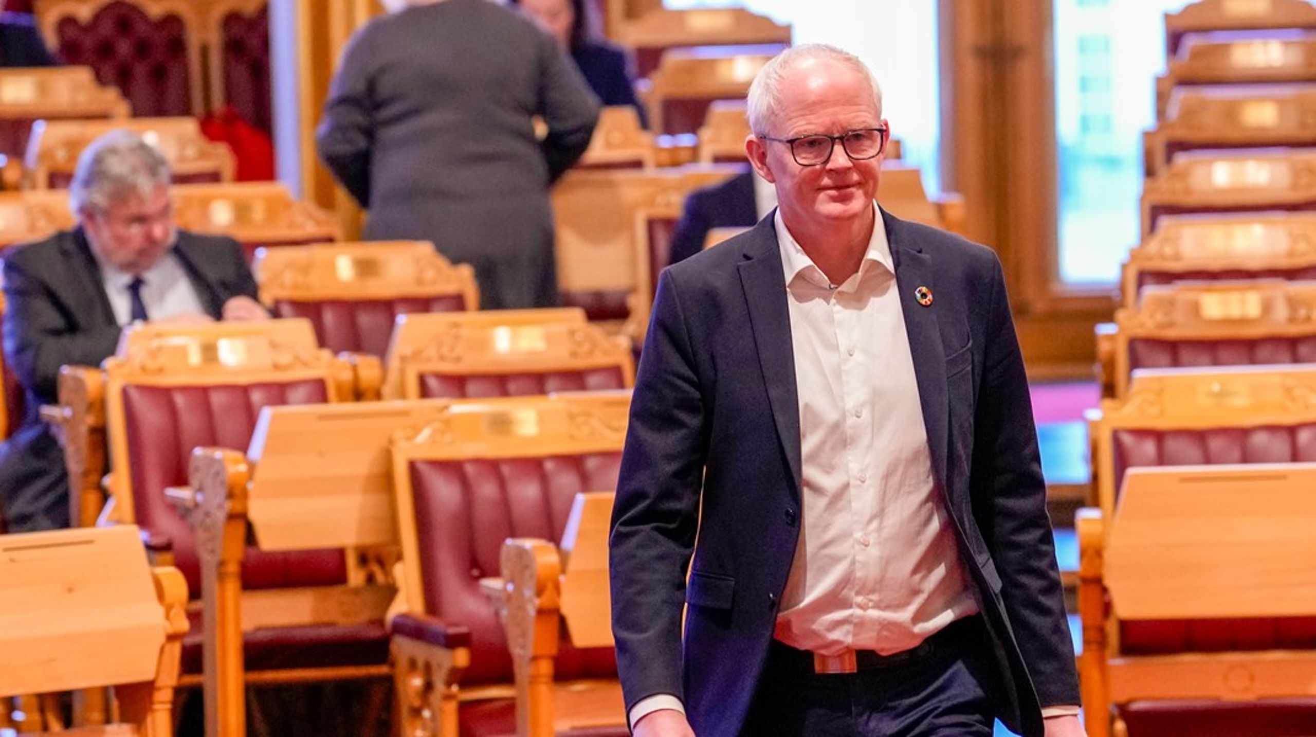 Lars Haltbrekken (SV) vil gjerne bytte styreform til republikk, men vil ikke bruke krisen i kongefamilien som argument for å bytte ut monarkiet.