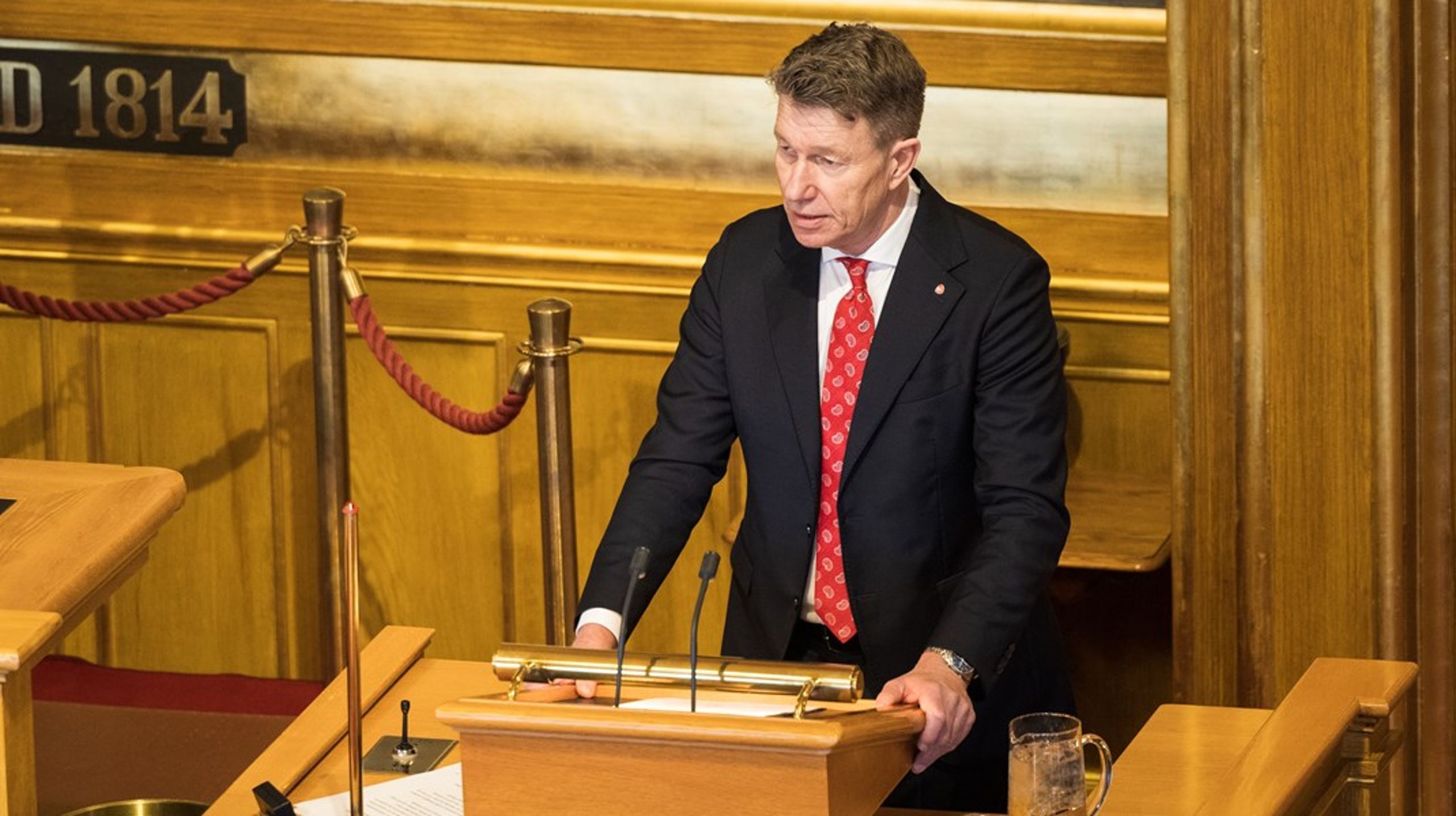 Terje Aasland står på sitt i diskusjonen om olje og Arktis.