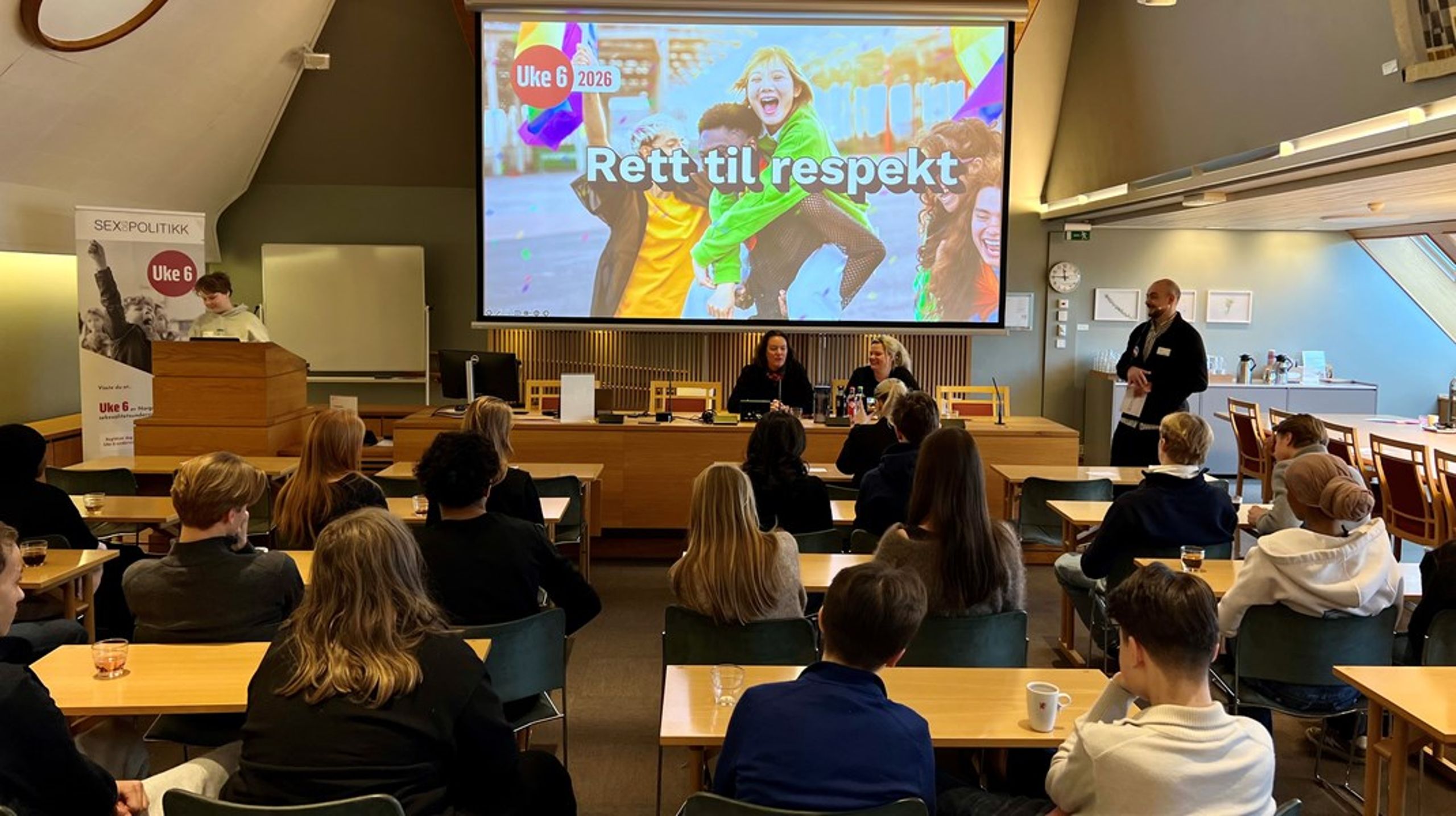 Stortingsrepresentantene Hege Bae Nyholt (Rødt) og Silje Hjemdal (Frp) svarer på spørsmål fra ungdomsskoleelever.