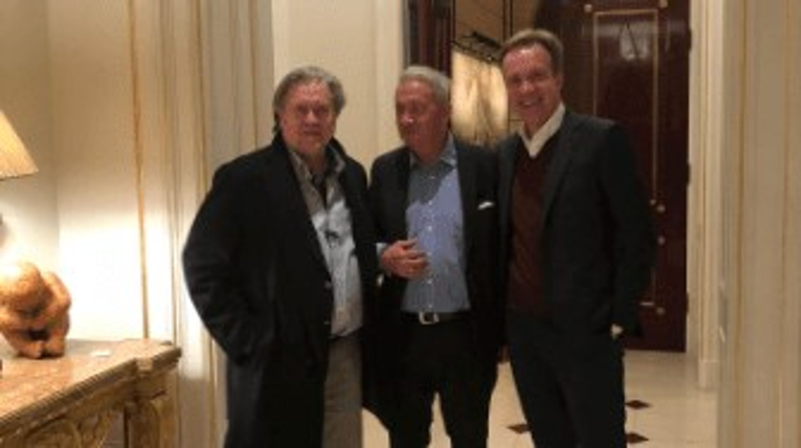 Børge Brende fotografert hjemme hos Jeffrey Epstein sammen med Terje Rød-Larsen og Steve Bannon.&nbsp;