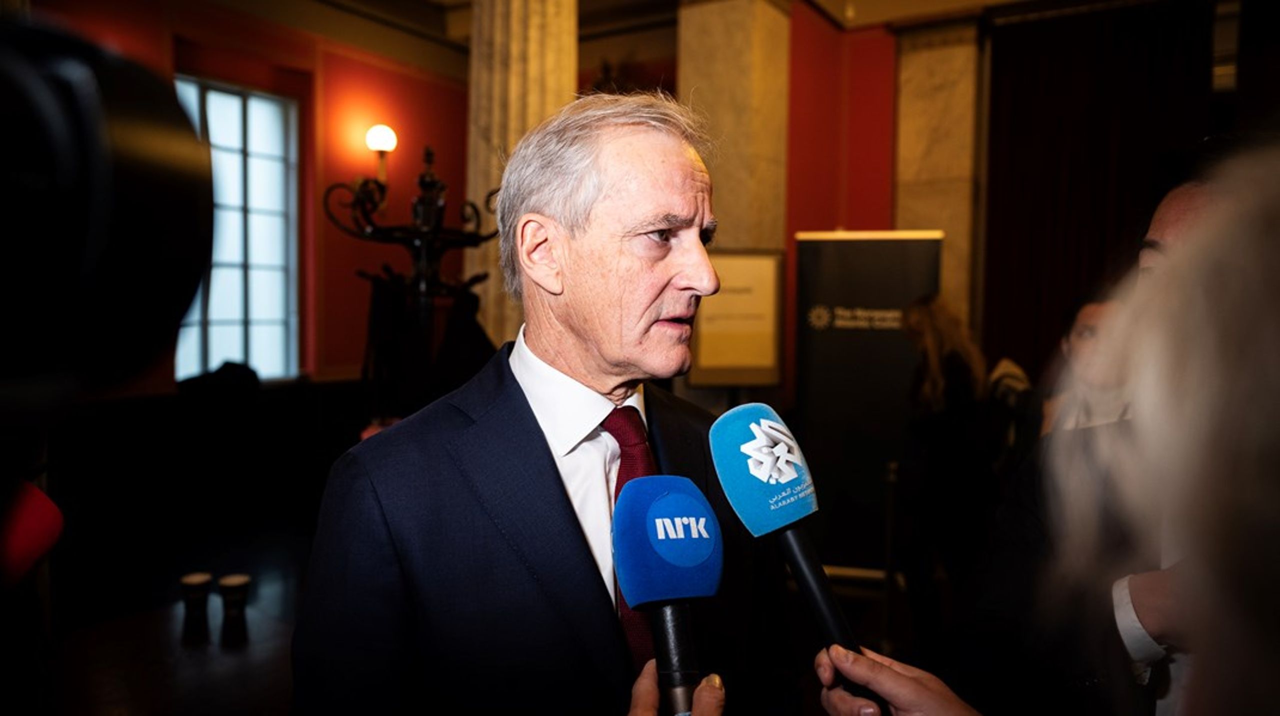 Statsminister Jonas Gahr Støre (Ap) sier regjeringen foreslår en ekstern granskning av utenrikstjenesten ledet av Stortinget.