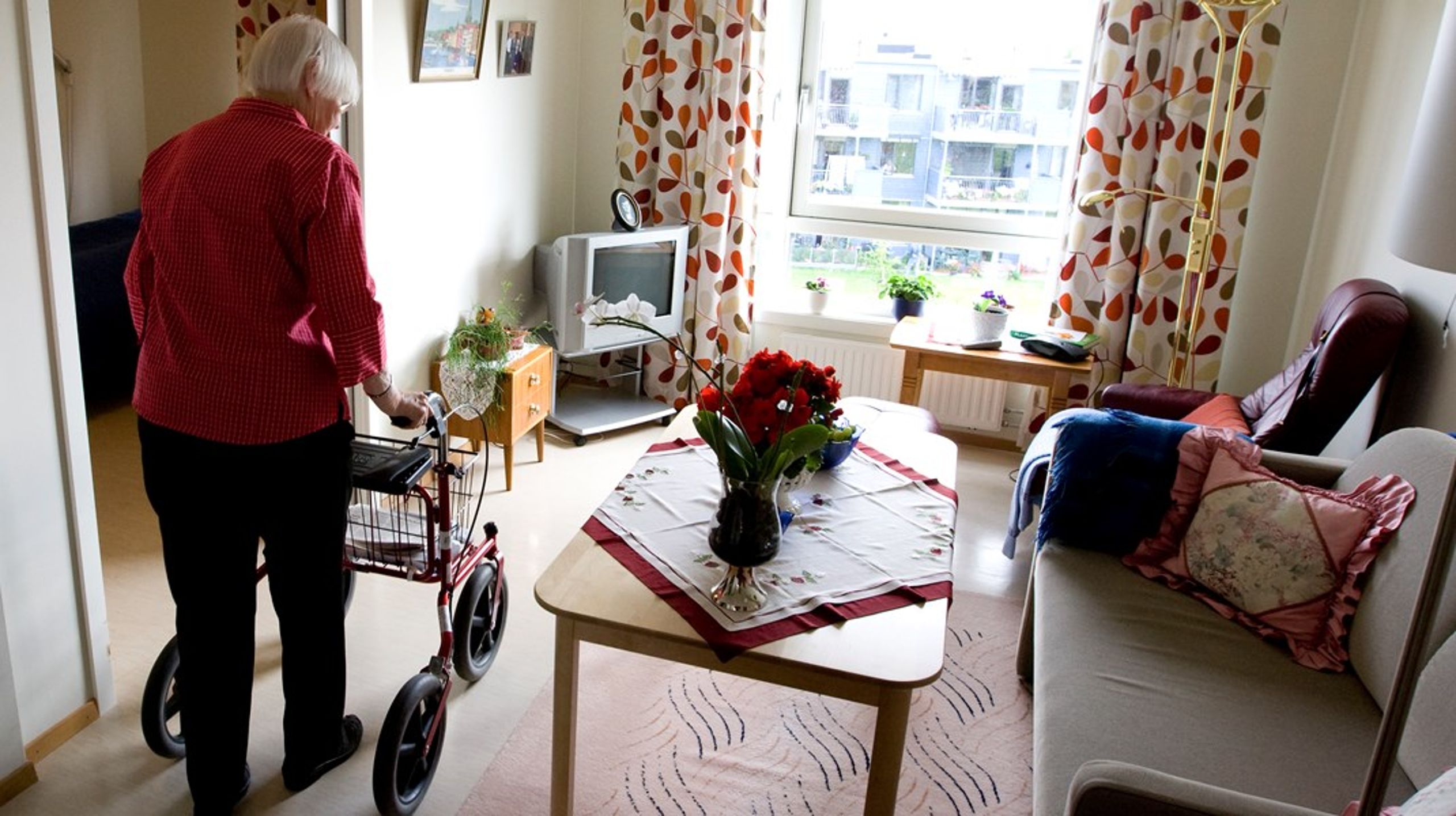 Digitalt tilsyn kan gi trygghet til eldre som bor alene og deres pårørende, men det er ikke helt uten problematiske sider.