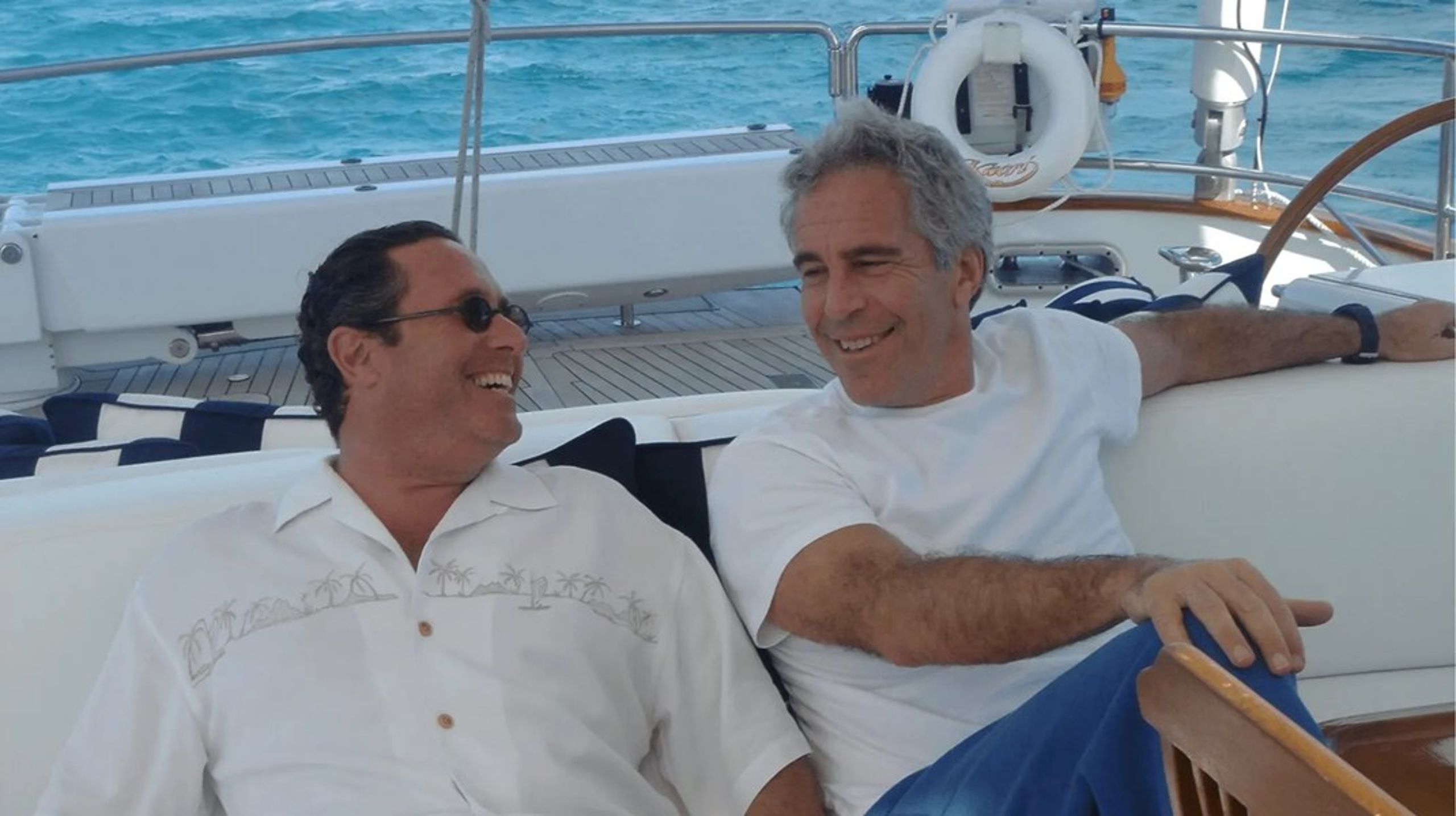 Andrew Farkas og Jeffrey Epstein utvekslet nesten 2000 e-poster med hverandre, inkludert dette bildet av de to på en yacht.