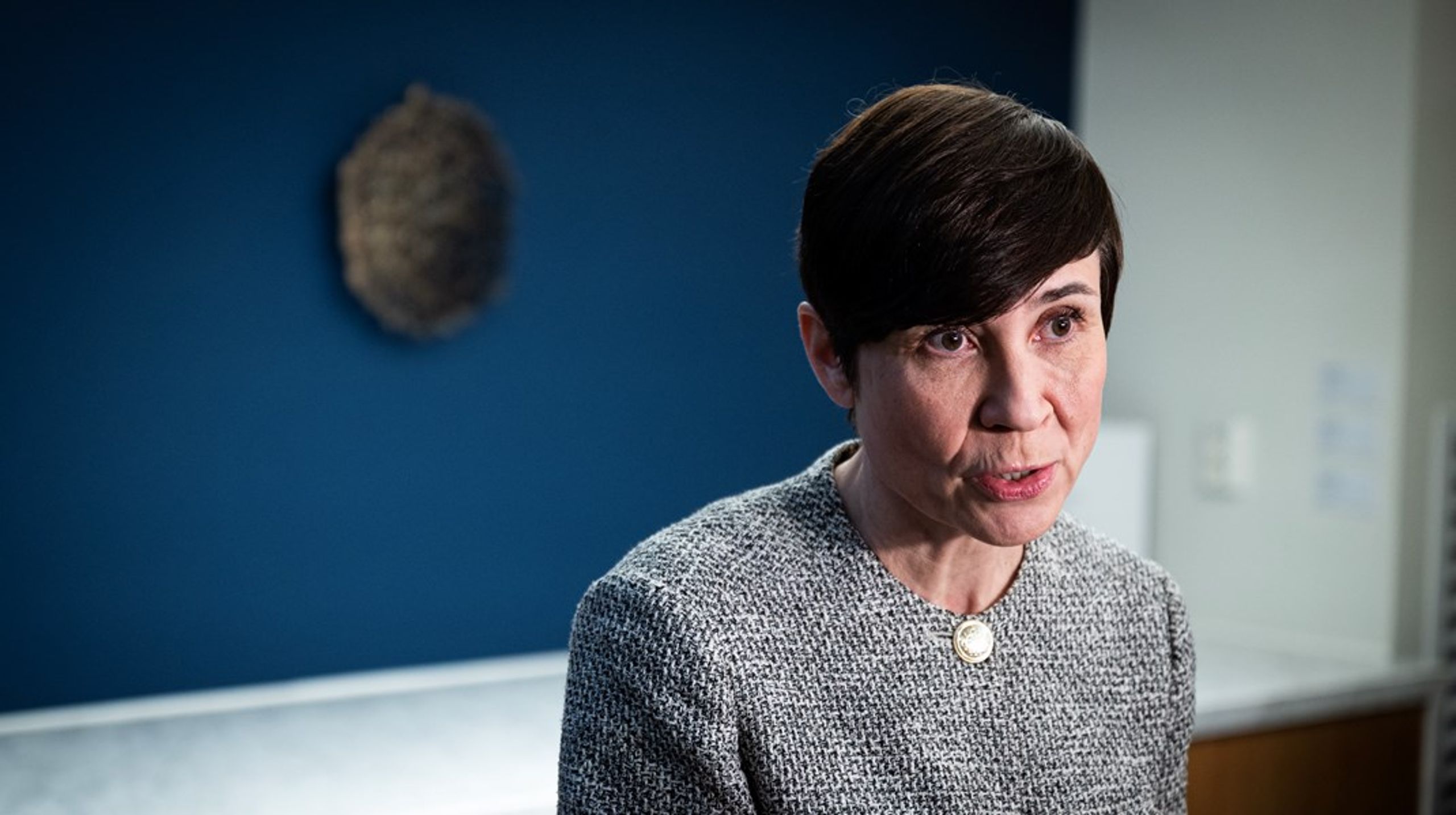 Høyres partilederkandidat, Ine Eriksen Søreide, møtte pressen for å svare på spørsmål om hennes venninne Mona Juul, som er siktet for grov korrupsjon.