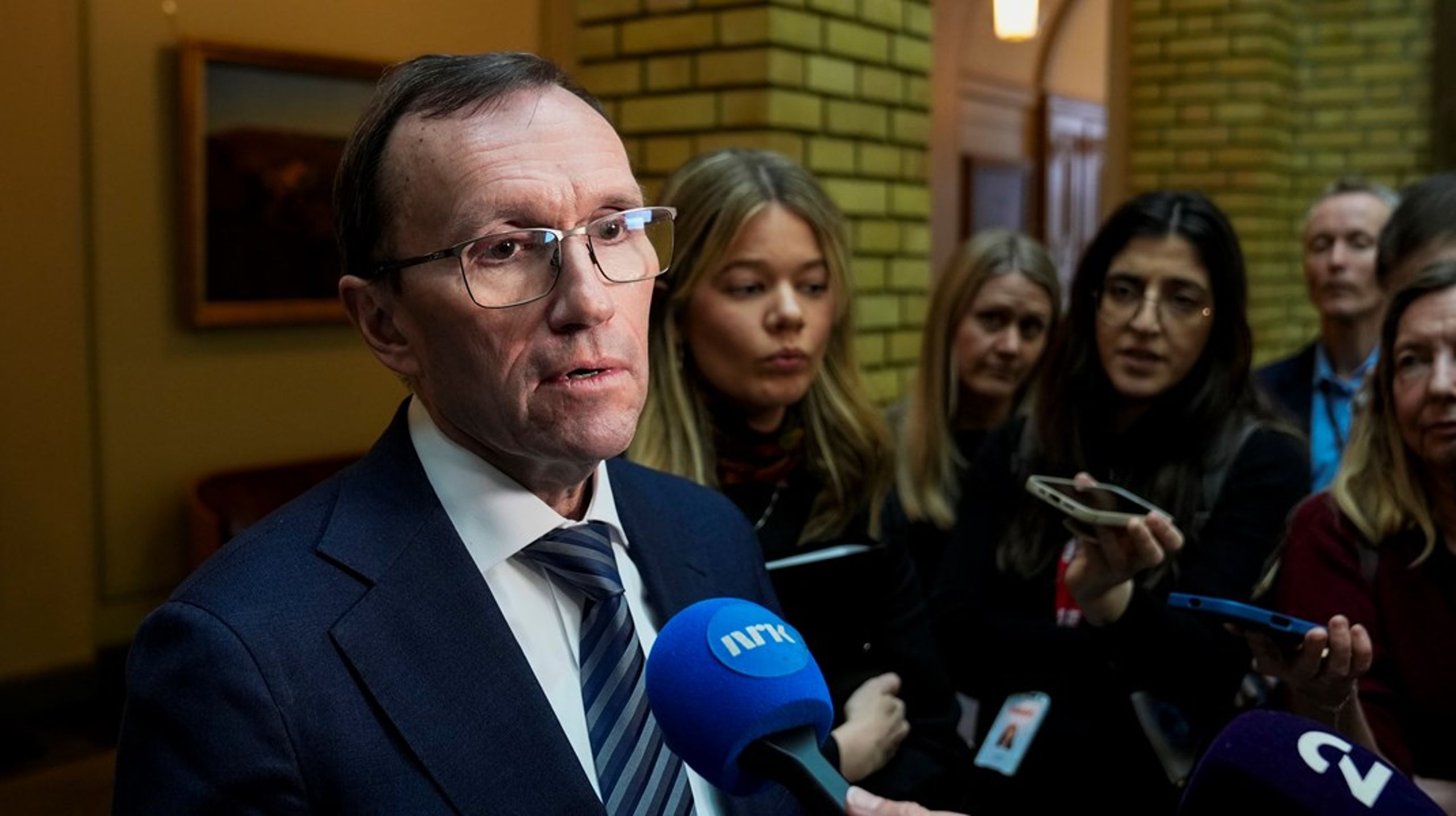 Utenriksministeren møtte et stort pressekorps etter at han var ferdig i den muntlige spørretimen. Journalistene hadde mange spørsmål til Espen Barth Eide.