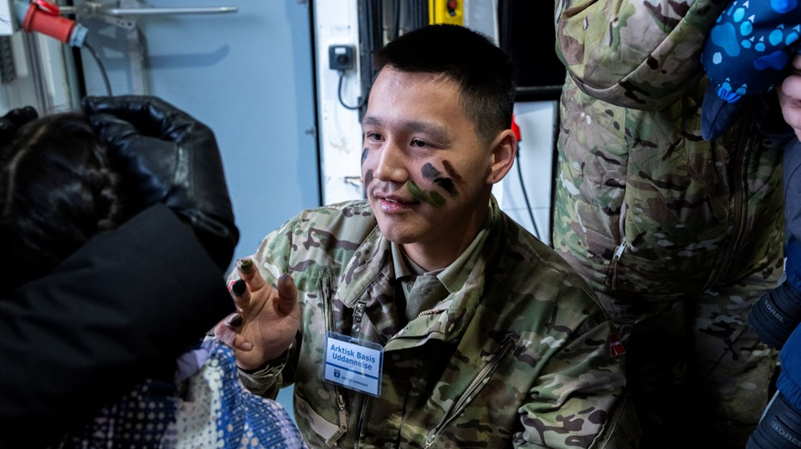 I januar lå inspeksjonsskipet Vædderen til kai i Nuuk. Skipet var åpent for publikum og barna kunne få ansiktsmaling av soldatene.