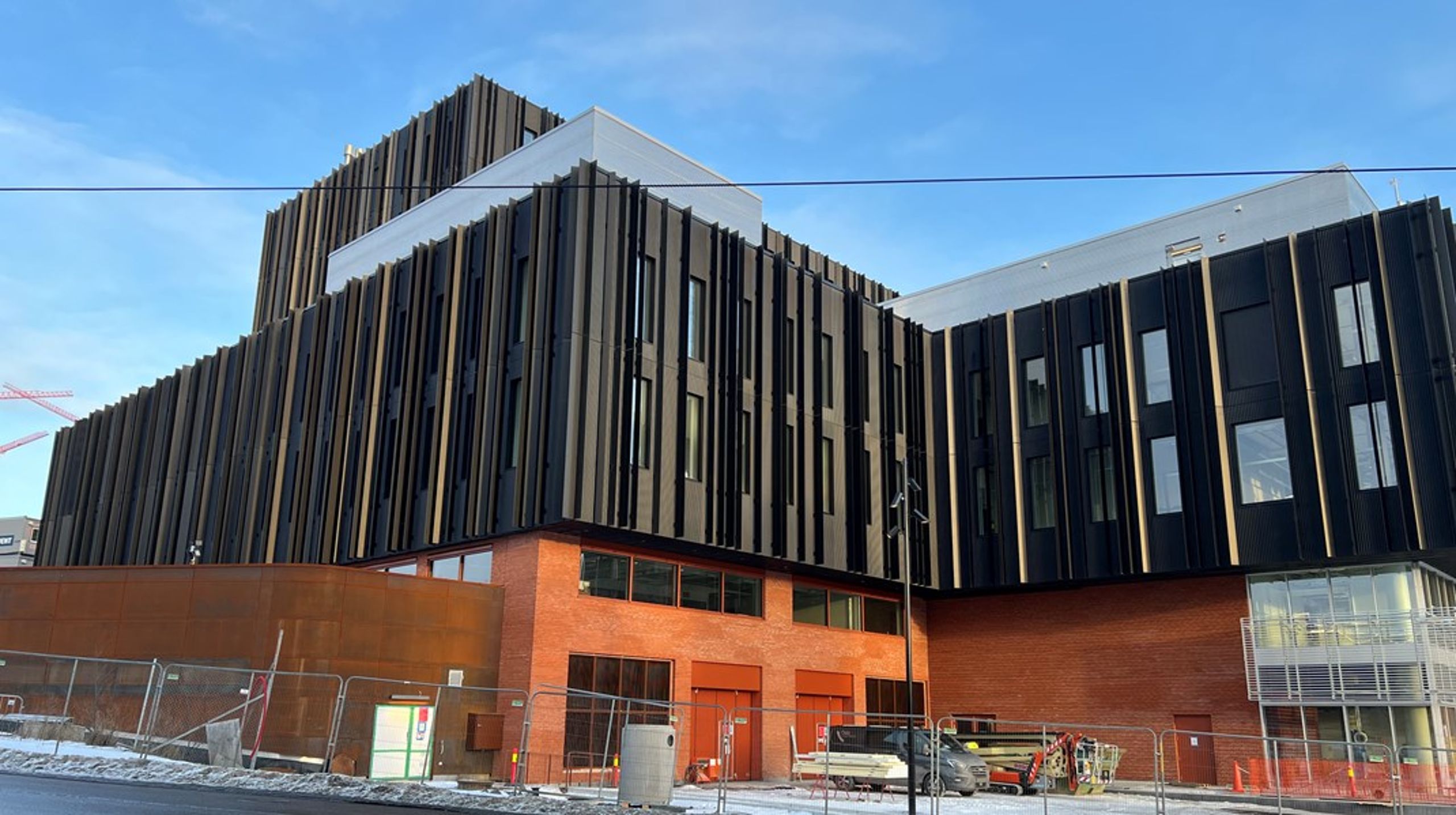 Universitetet i Oslo disponerer rundt 70 prosent av bygget, mens Oslo universitetssykehus bruker resten gjennom Klinikk for laboratoriemedisin.<br>