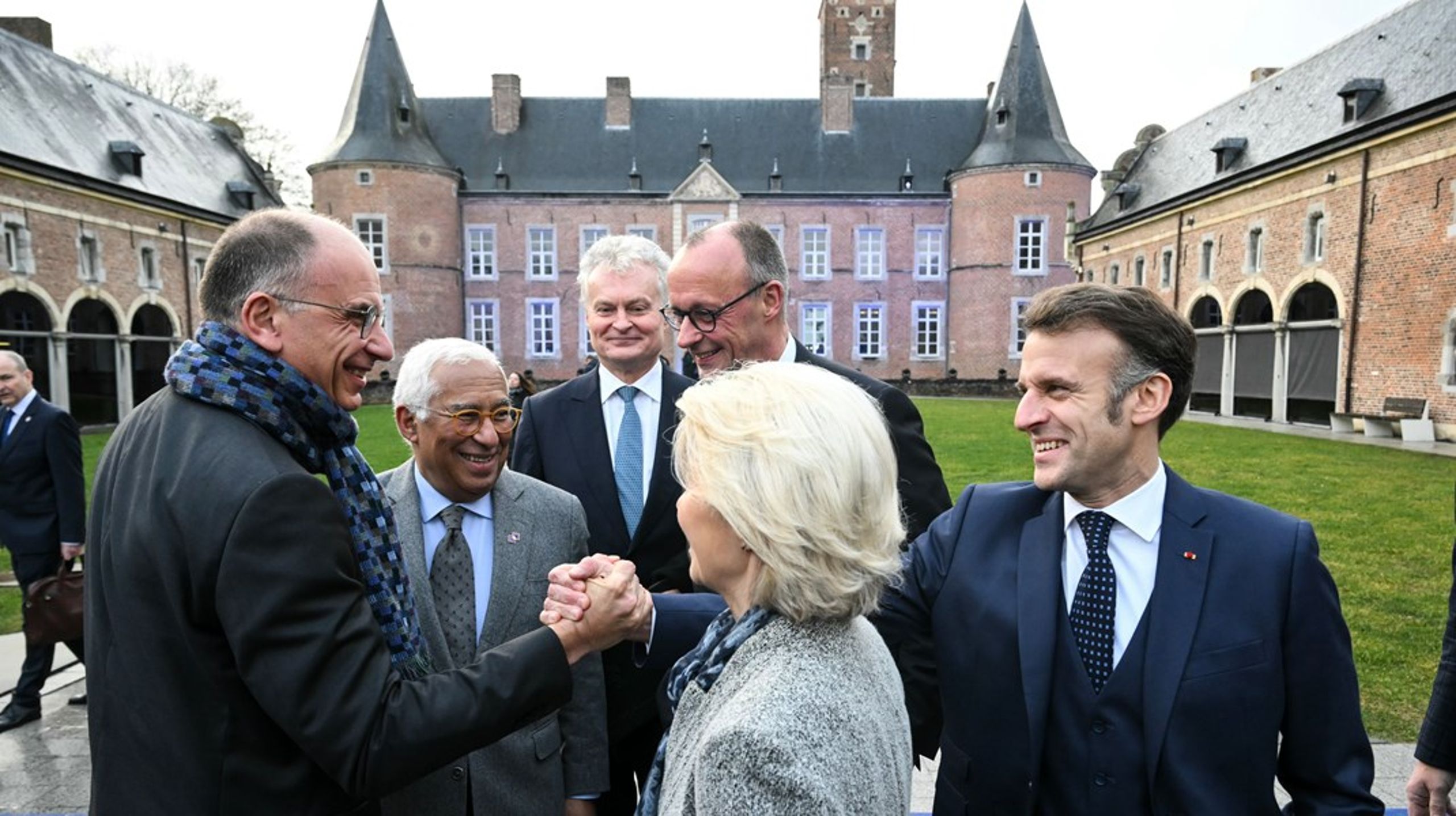 Det var en rekke prominente deltakere under et uformelt EU-toppmøte forrige uke. Vendt vekk fra kameraet i front er kommisjonspresident Ursula von der Leyen. Sammen med henne fra venstre&nbsp;er Enrico Letta,&nbsp;Antonio Costa,&nbsp;Gitanas Nauseda,&nbsp;Friedrich Merz og Emmanuel Macron.