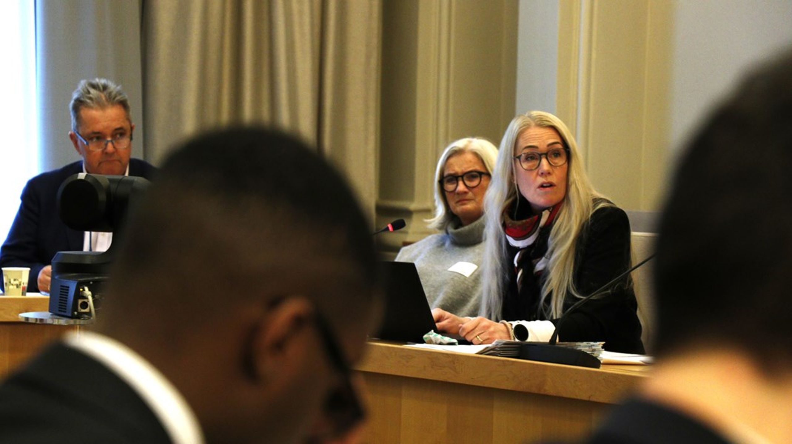 Under høring om stortingsmeldingen «Trygg oppvekst i en digital verden» sa Mette Fossum, leder av Forbrukerrådet, at Stortinget må innføre tiltak for å regulere de store tekselskapene. Tirsdag skal meldingen behandles i Familie- og kulturkomiteen.