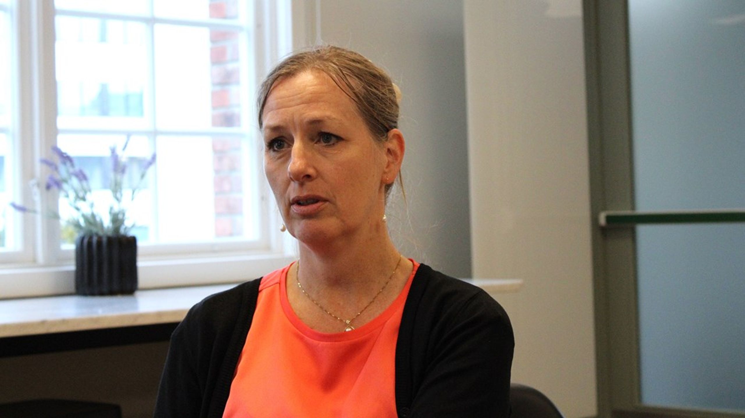 Elisabeth Strålberg er divisjonsdirektør for IFEs atomanlegg på Kjeller. Her lagres flere tonn med atomavfall fra norsk forskningsaktivitet. Det eldste avfallet ligger i et utgått lager, og hverken Strålberg eller noen andre vet tilstanden på det.