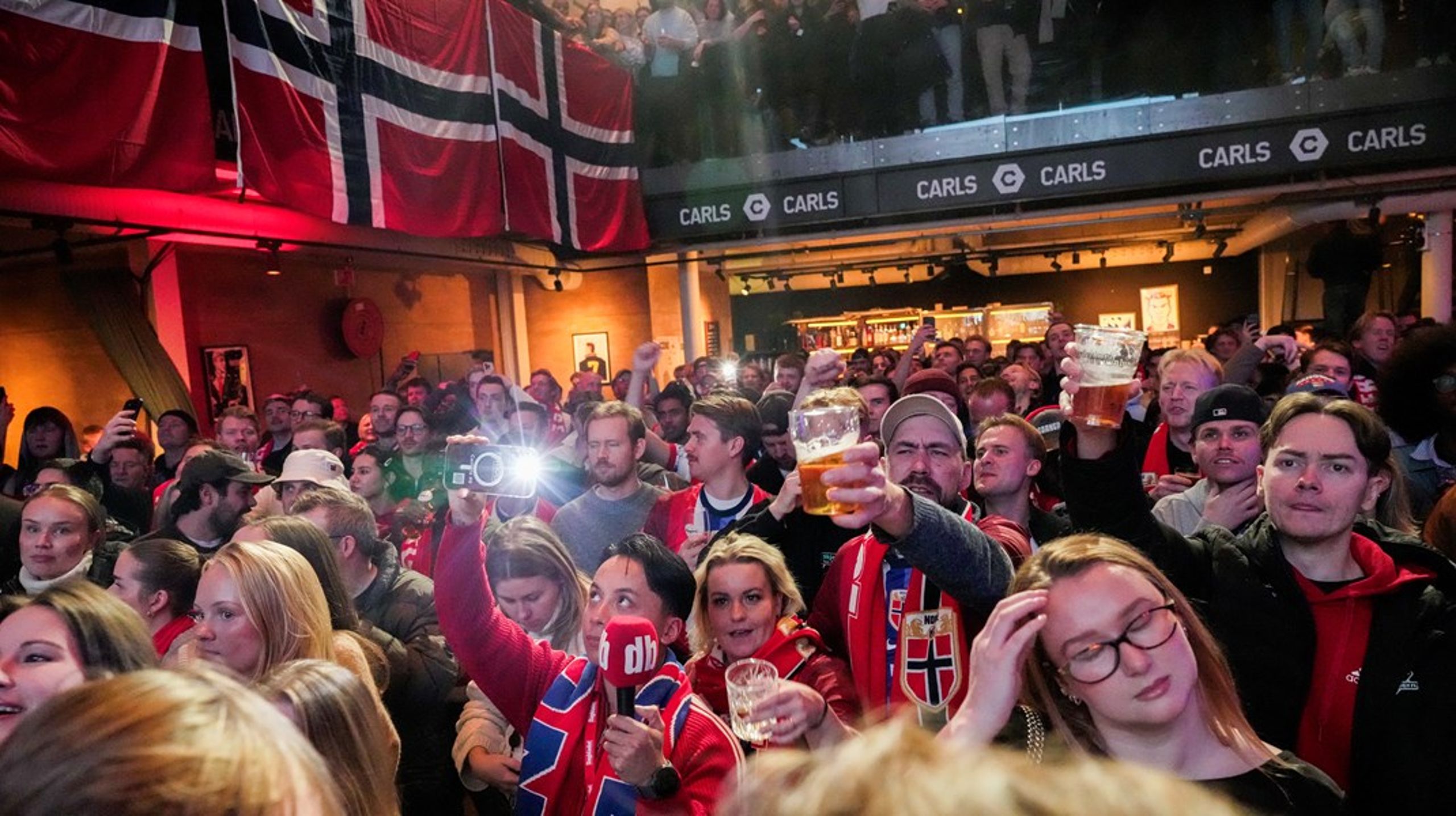 Regjeringen vil gi midlertidig unntak fra skjenkebestemmelser under fotball-VM. Frp og Høyre ønsker et bredere unntak enn regjeringens forslag.