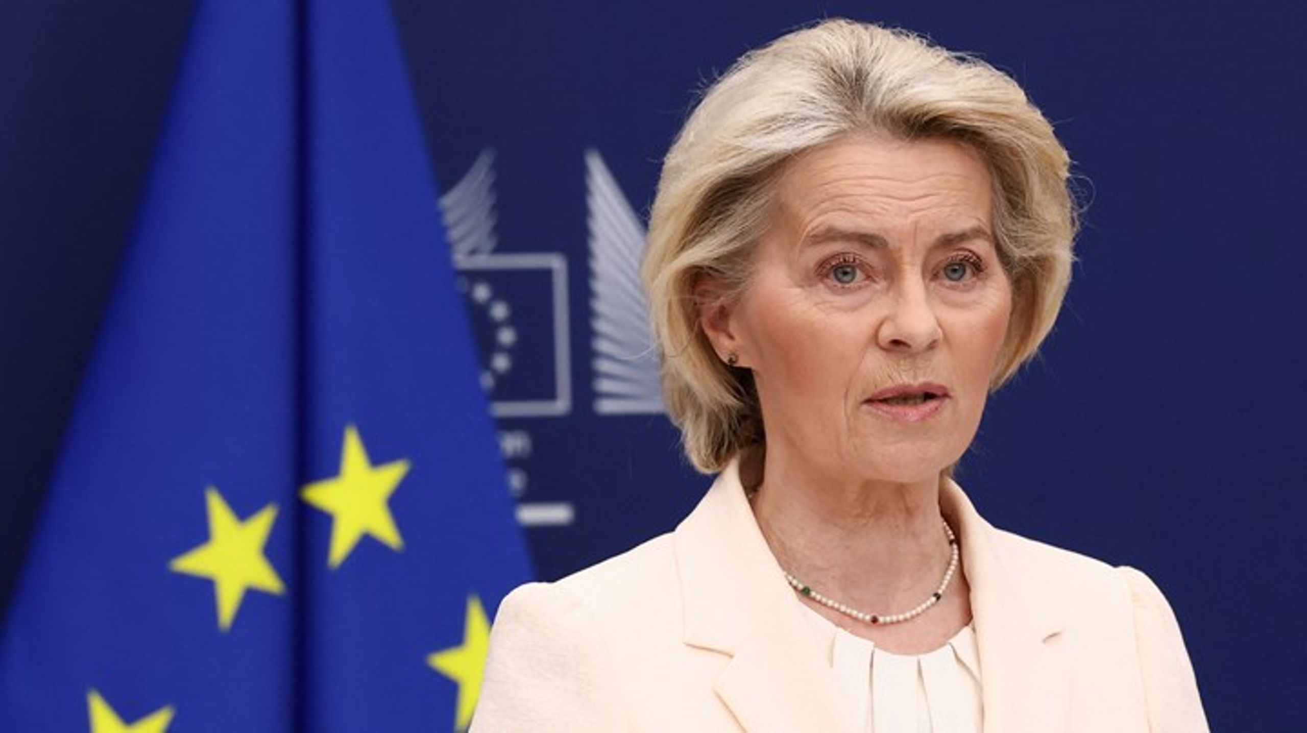 Europas energiavhengighet gjør at kontinentets sikkerhetsstrategi i all hovedsak er redusert til å reagere på kriser forårsaket av fossile brensler, mener en forsker. Her er Europa illustrert ved kommisjonspresident Ursula von der Leyen.