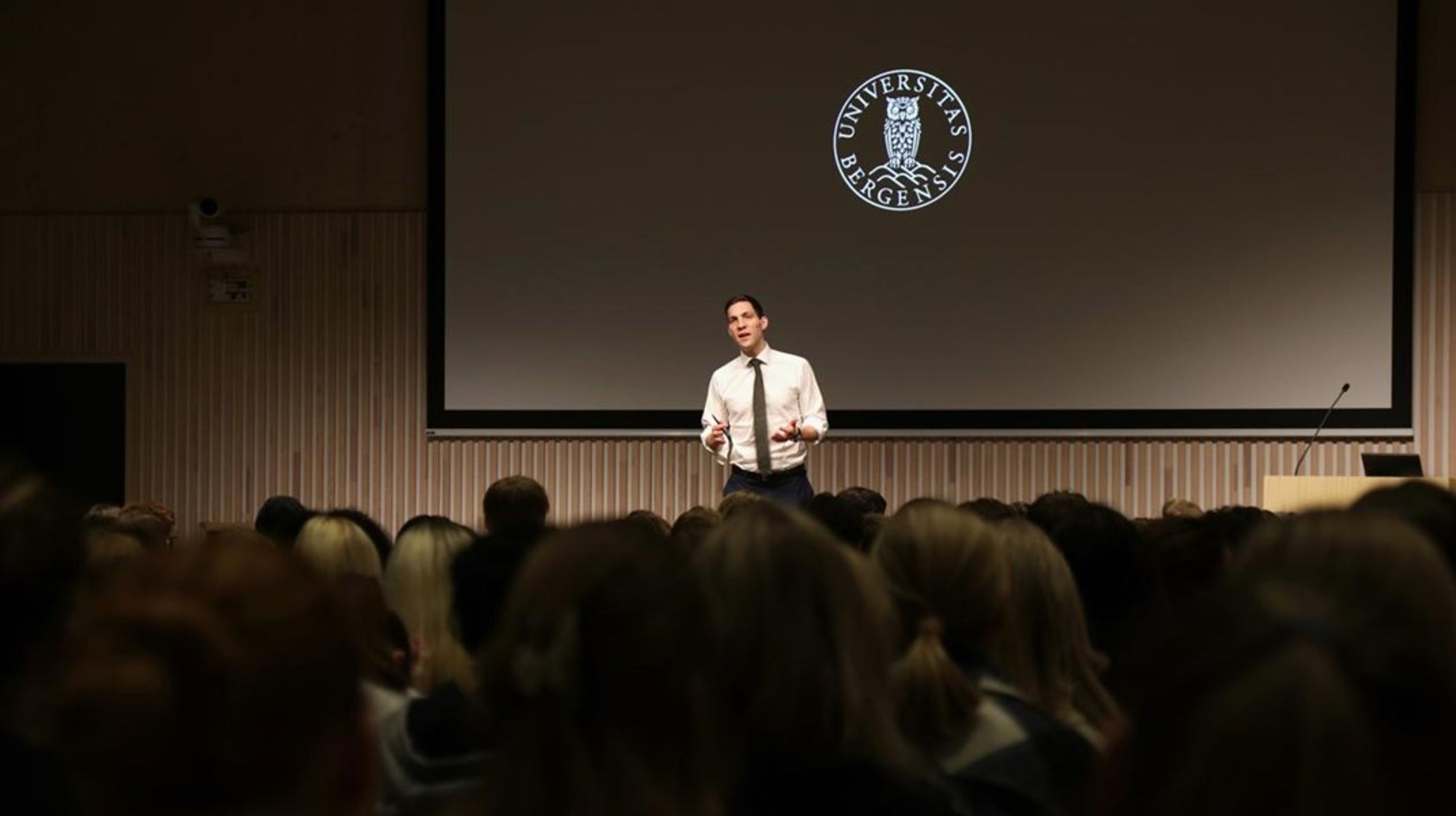 Klima- og miljøminister Andreas Bjelland Eriksen snakker under et arrangement på fjorårets Varmere Våtere Villere-festival.