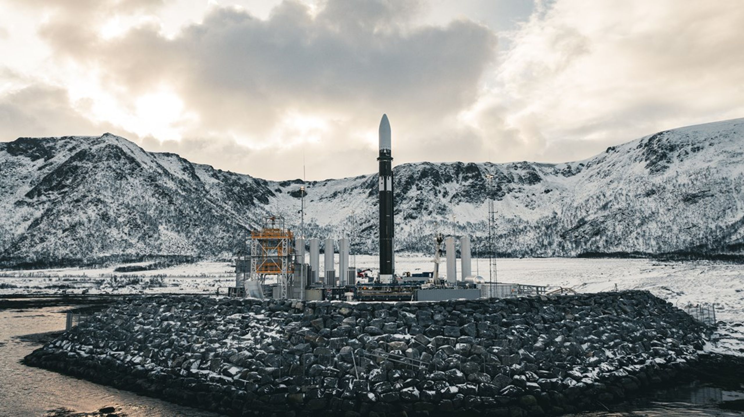 Europa har desperat behov for kapasitet til å skyte opp satellitter. Andøya Space konkurrerer mot svenskenes Esrange i Kiruna om å få til suksessfulle oppskytninger. Foreløpig er Andøya nærmest.