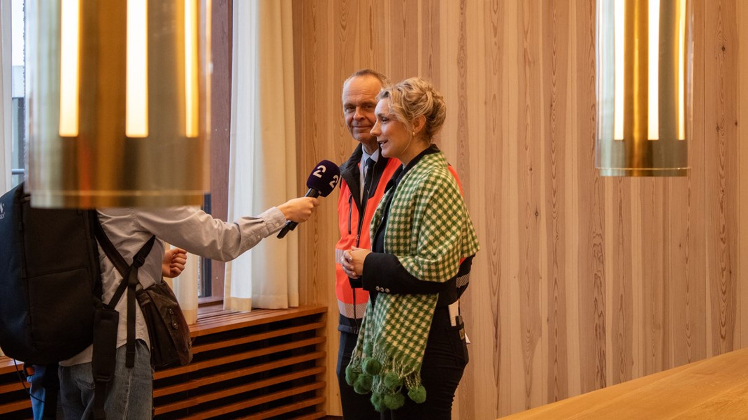 Statsbygg-direktør Øystein Børmer og Digitaliserings- og forvaltningsminister Karianne Tung under pressevisningen av det nye regjeringskvartalen.&nbsp;Allerede før påske flytter de første departementene inn.