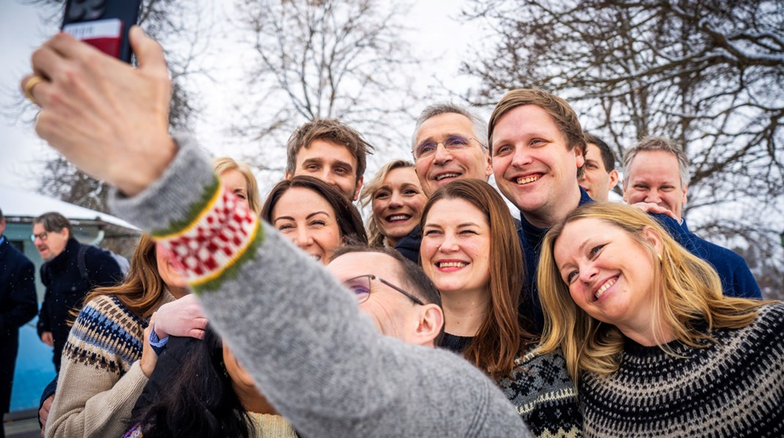 Det er alltid god stemning før møtene starter på Klækken hotell, men det fortelles om mange bitre tårer når dørene lukkes, og stramme prioriteringer skal gjøres&nbsp; for de ulike departementene.