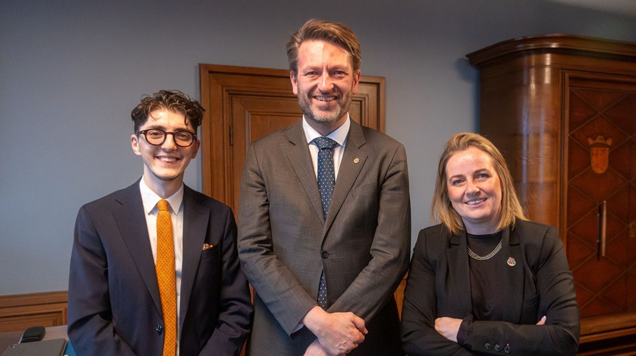 Byrådsleder Eirik Lae Solberg (i midten) henter inn Mehmet Kaan Inan i byrådet, mens Anita Leirvik North får en ny byrådspost.