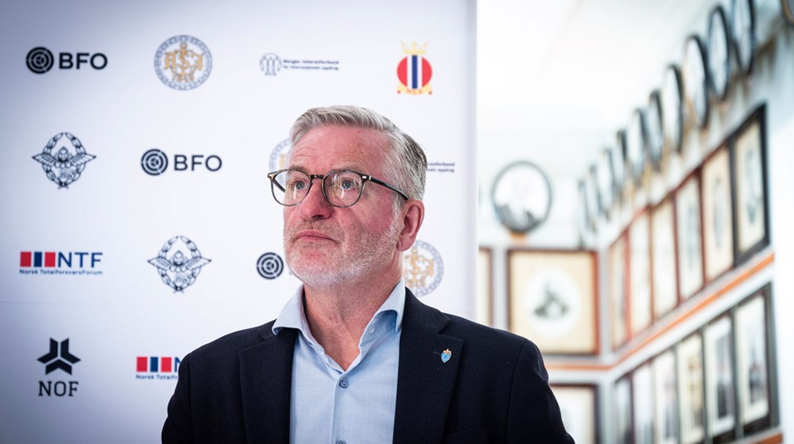 Forsvarsbygg-direktør Thorbjørn Thoresen omplasseres som følge av manglende tillit fra departementet.