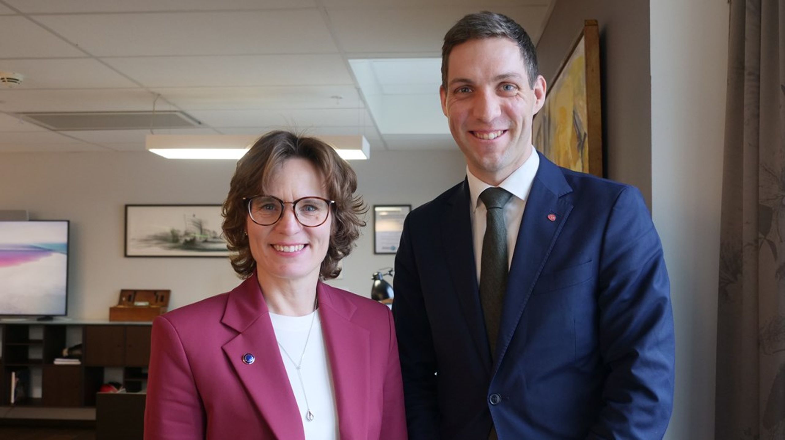 Andreas Bjelland Eriksen reiser til Brussel. Der skal han blant annet møte&nbsp;Jessika Roswall, som er EUs kommissær for miljø, vannressurser og konkurransedyktig sirkulær økonomi. Her fra et møte i Oslo i fjor.