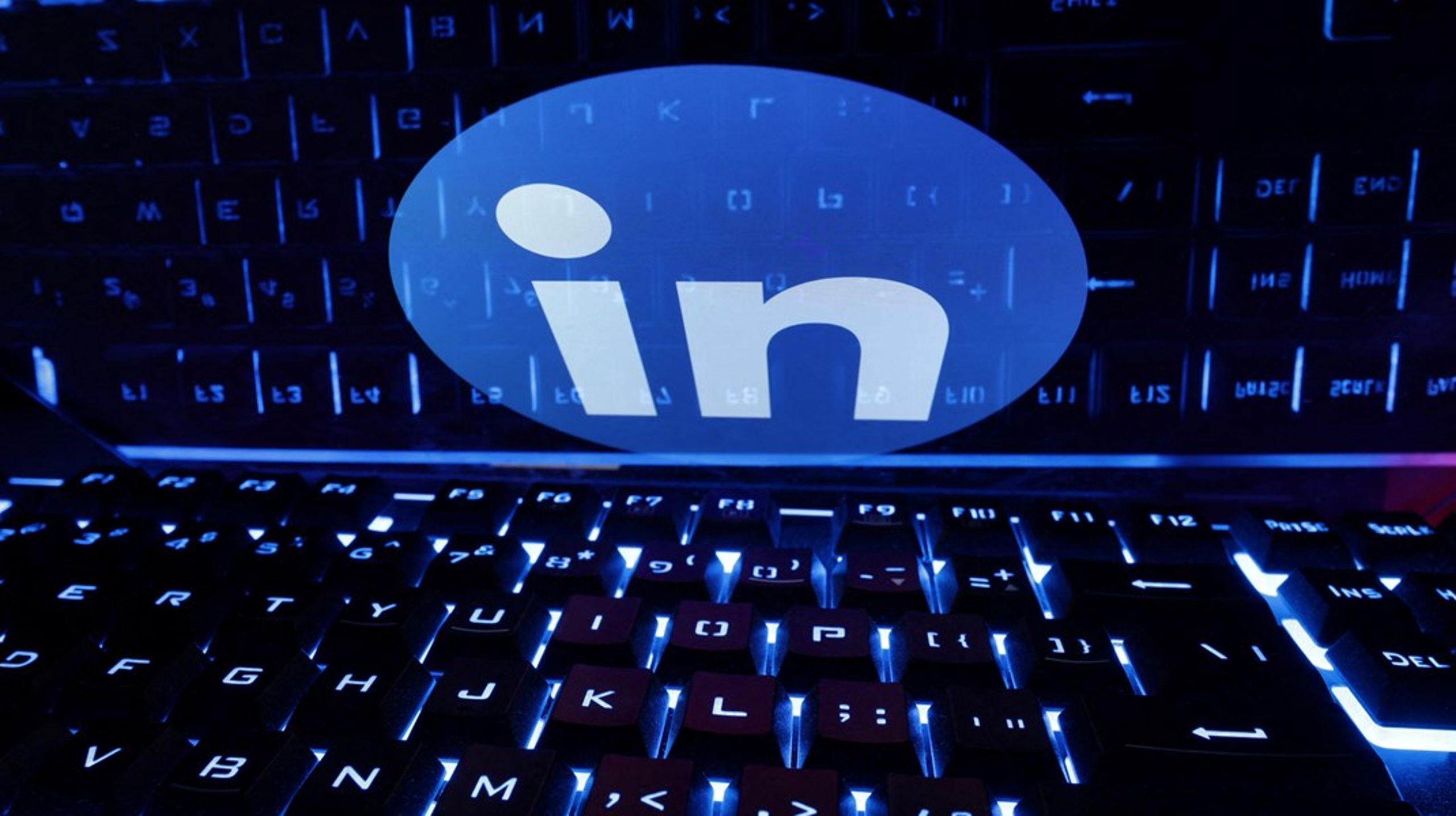 13 sittende stortingsrepresentanter har brukt stortings-eposten sin til å lage konto på LinkedIn. Disse har så blitt lekket sammen med passord og sensitiv informasjon på det mørke nettet.&nbsp;