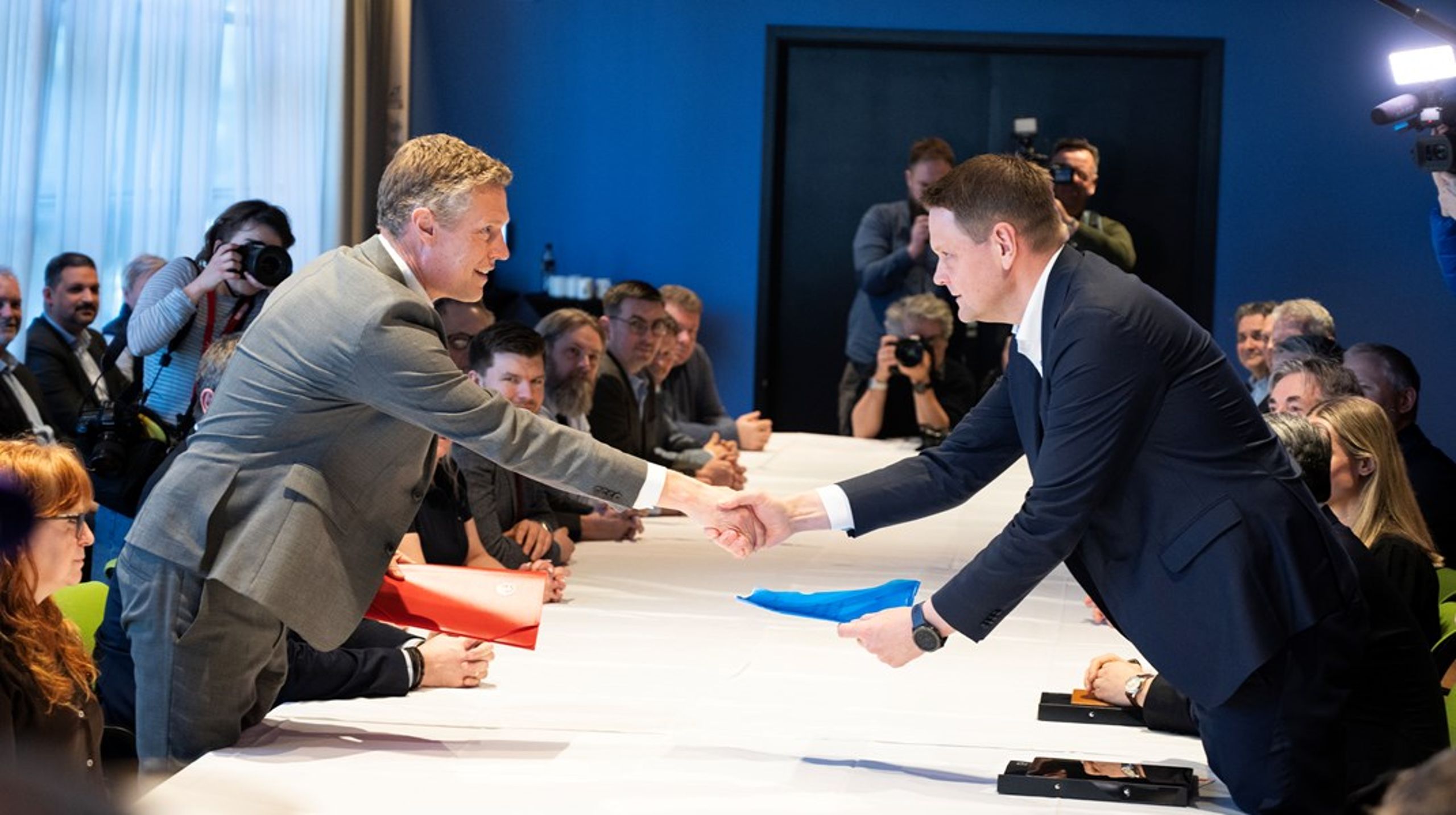 Dette håndtrykket mellom Fellesforbundets leder, Christian Justnes, og administrerende direktør i Norsk Industi, Harald Solberg, er den offisielle starten på årets lønnsoppgjør.