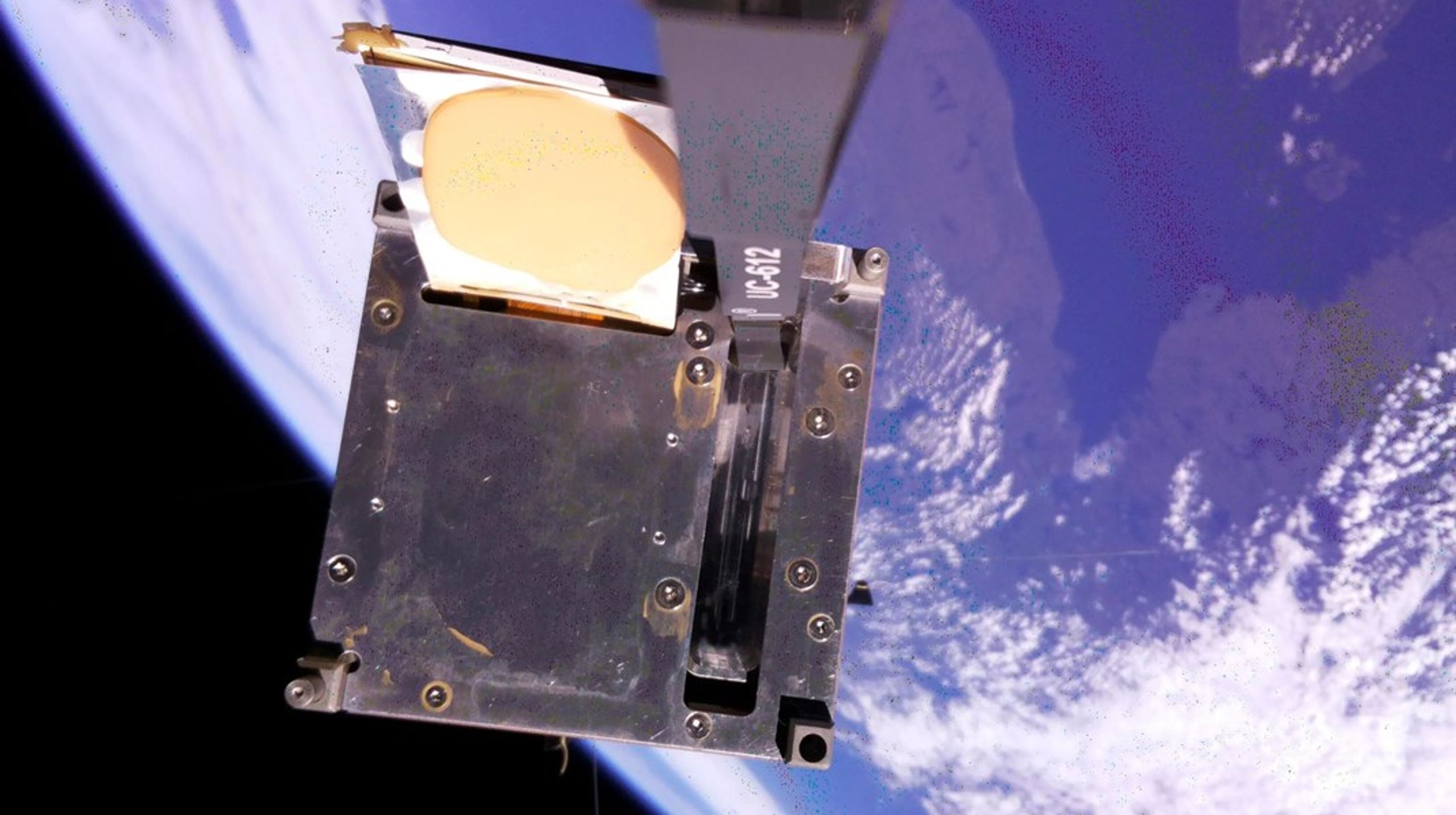 En selfie tatt av Orbit NTNUs første satellitt SelfieSat i 2023, som ble skutt opp i Texas. FramSat-1 blir Orbit NTNUs første satellit som skytes opp fra europeisk jord.&nbsp;