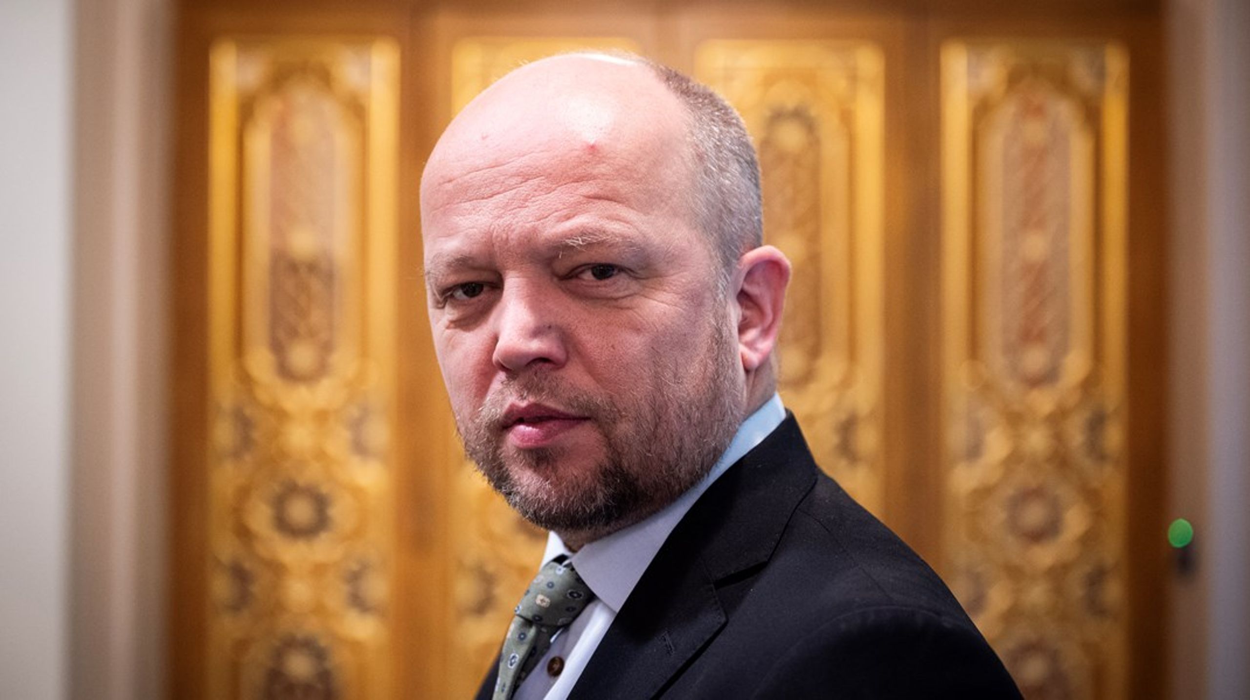 Senterparti-leder Trygve Slagsvold Vedum utfordrer budsjettavtalen hans parti signerte for få måneder siden, når han nå vil presse regjeringen til flere avgiftskutt.