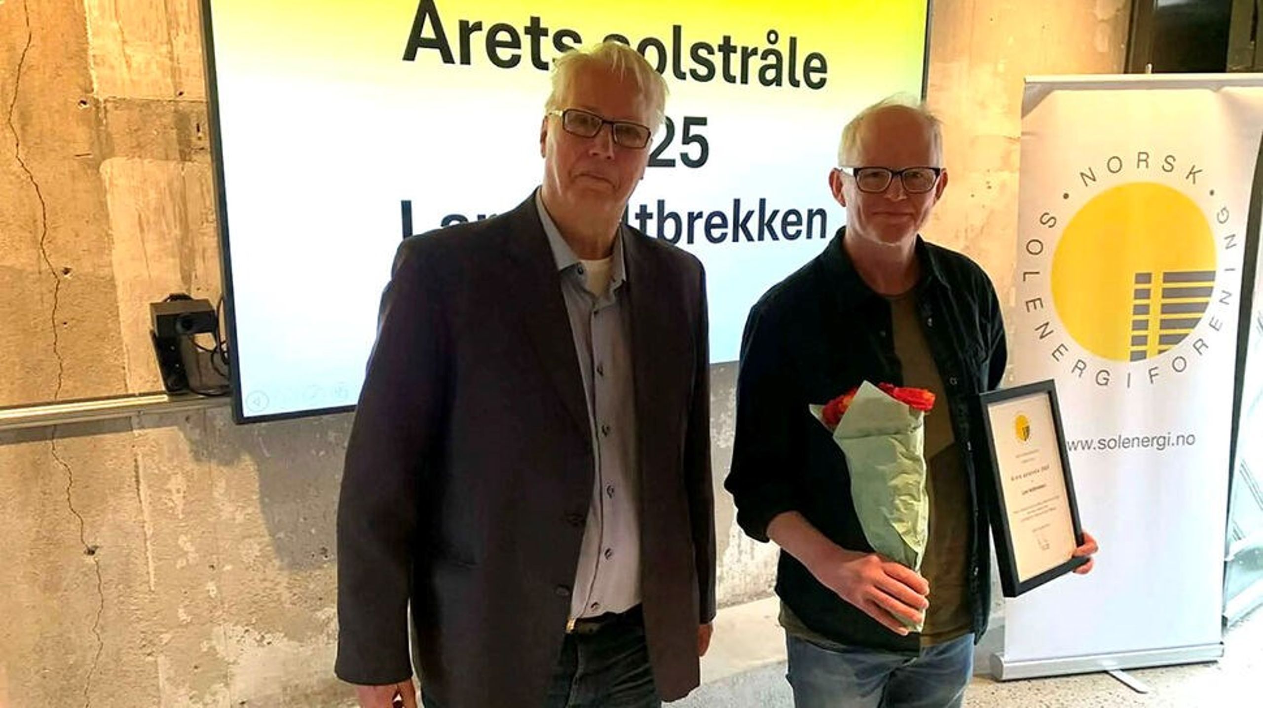 Prisvinner Lars Haltbrekken (t.h.) sammen med&nbsp;daglig leder i Norsk Solenergiforening Yngvar Søetorp.