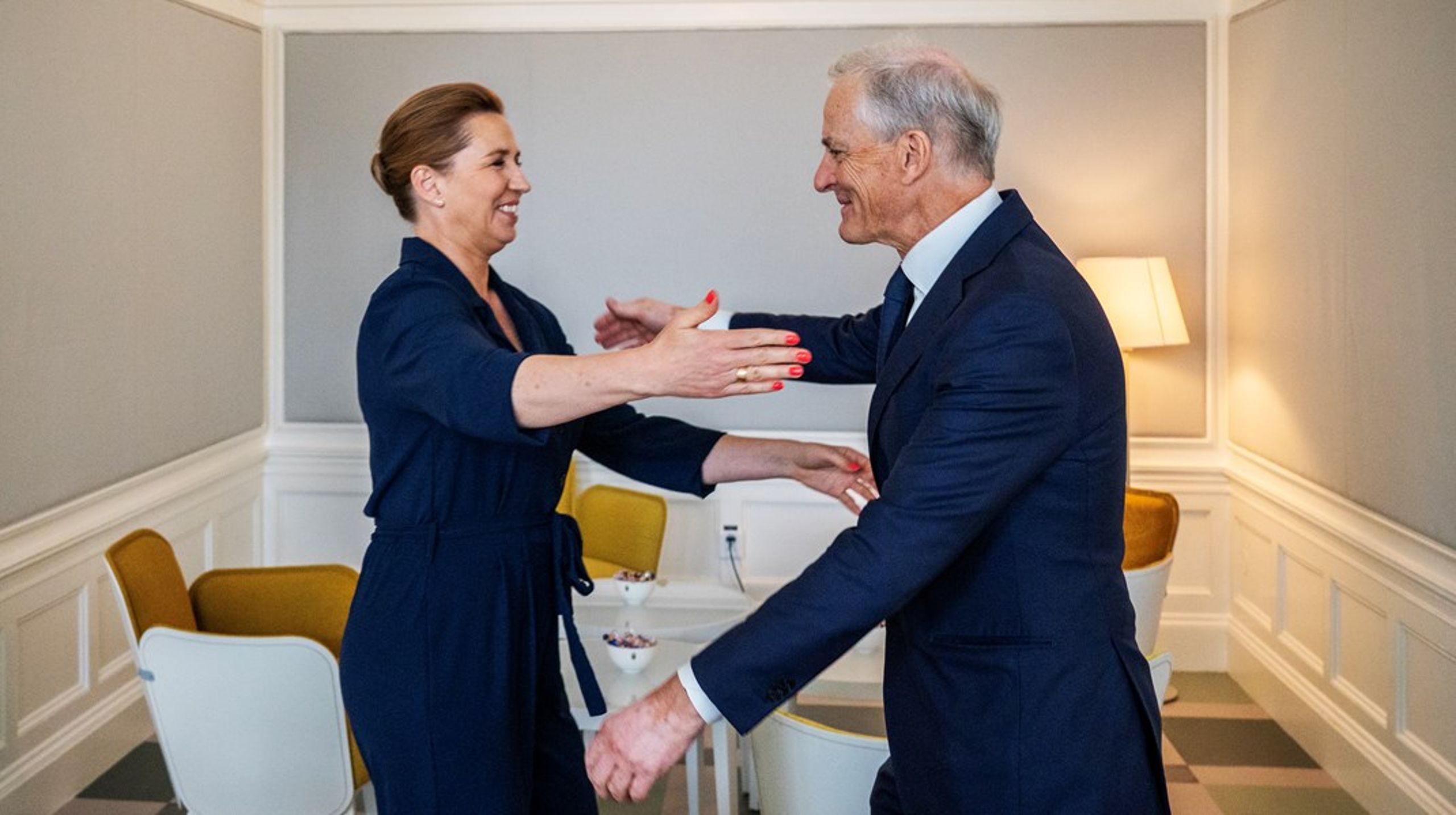 Mette Frederiksen og Jonas Gahr Støre er tette statsminister-kolleger. Men i saken om to kontroversielle strømkabler fra 1970-tallet er de uenige.