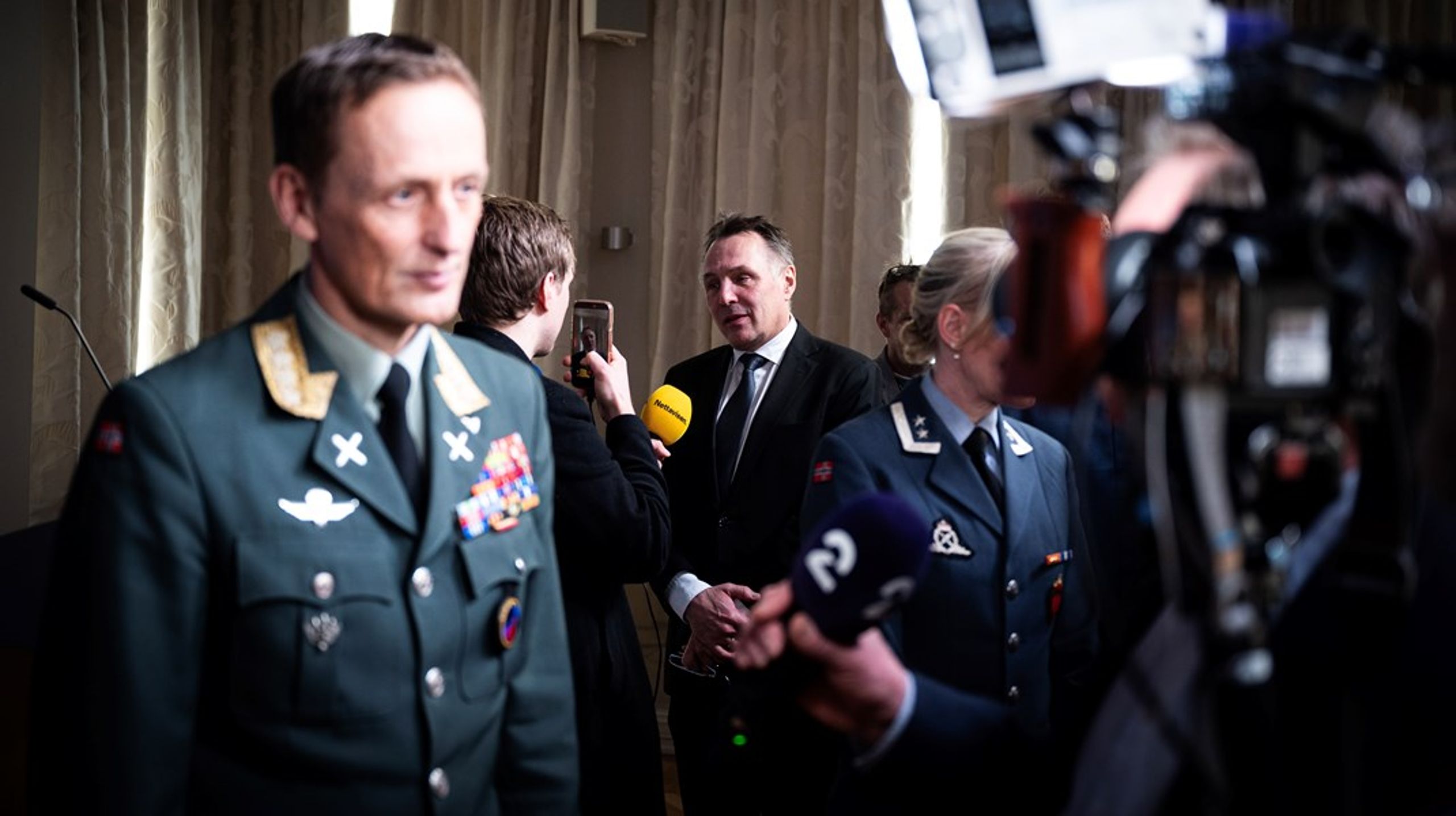 Forsvarsminister Tore O. Sandvik (Ap) og forsvarssjef Eirik Kristoffersen blir utfordret av Ombudsnemnda.