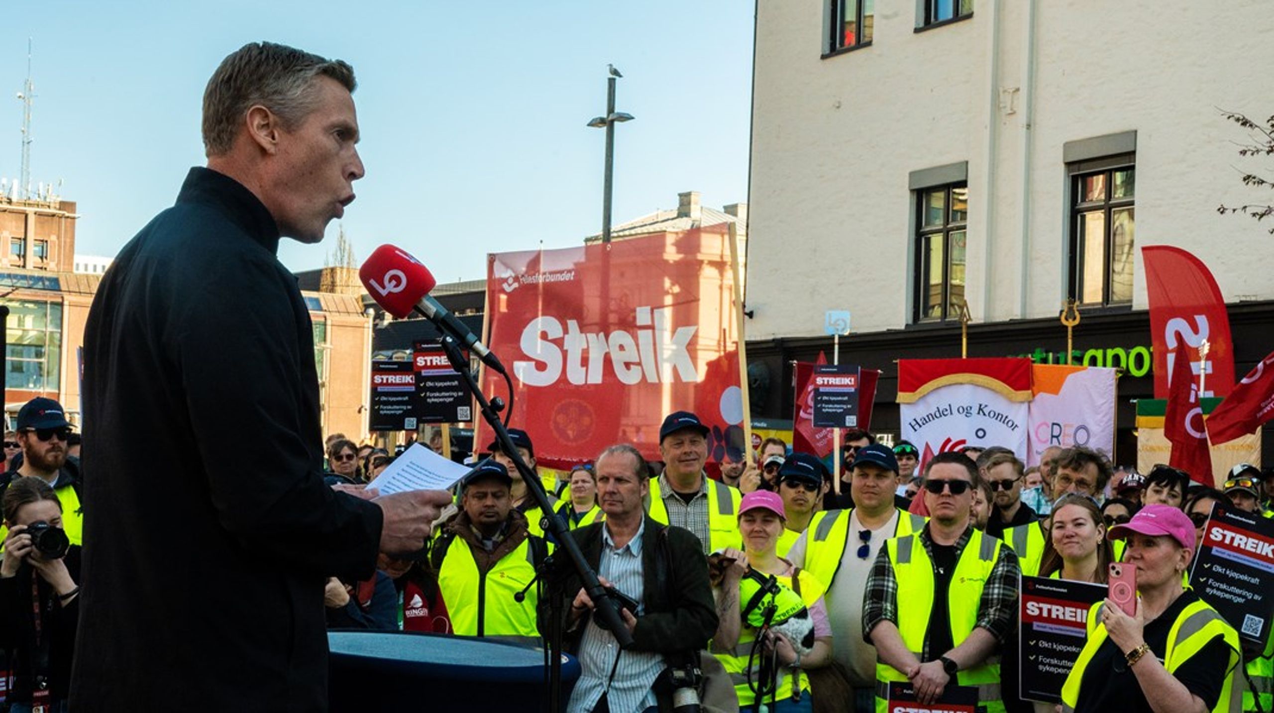 Christian Justnes holdt en appell for streikende medlemmer i Fellesforbundet torsdag ettermiddag. Neste uke trappes streiken ytterligere opp.