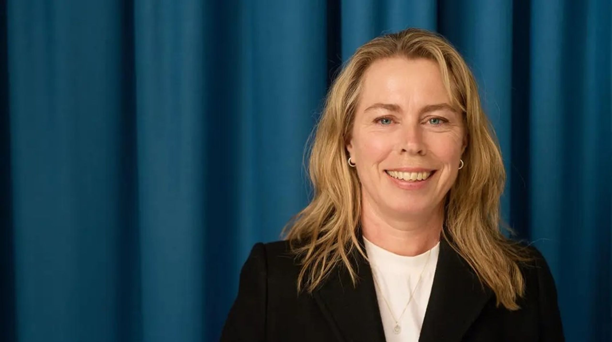 Anne Flæte bytter beite fra First House til Forsvarsdepartementet. Hun har tidligere jobbet som journalist og redaksjonsleder.