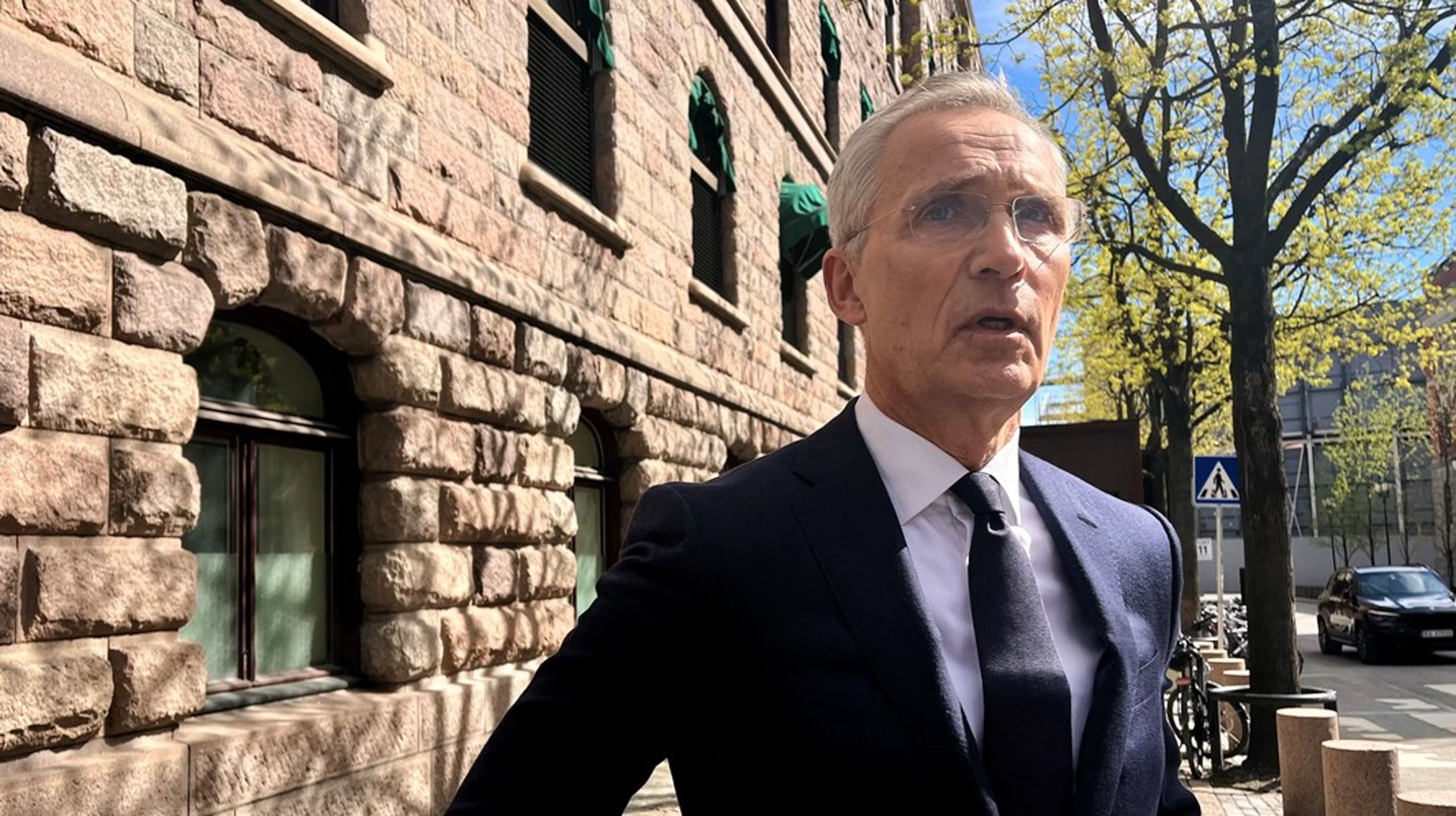 Jens Stoltenberg vil innføre avgifter han mener er lovstridige – fordi Stortinget har vedtatt det. Fredag møtte han pressen foran finansdepartementet.&nbsp;
