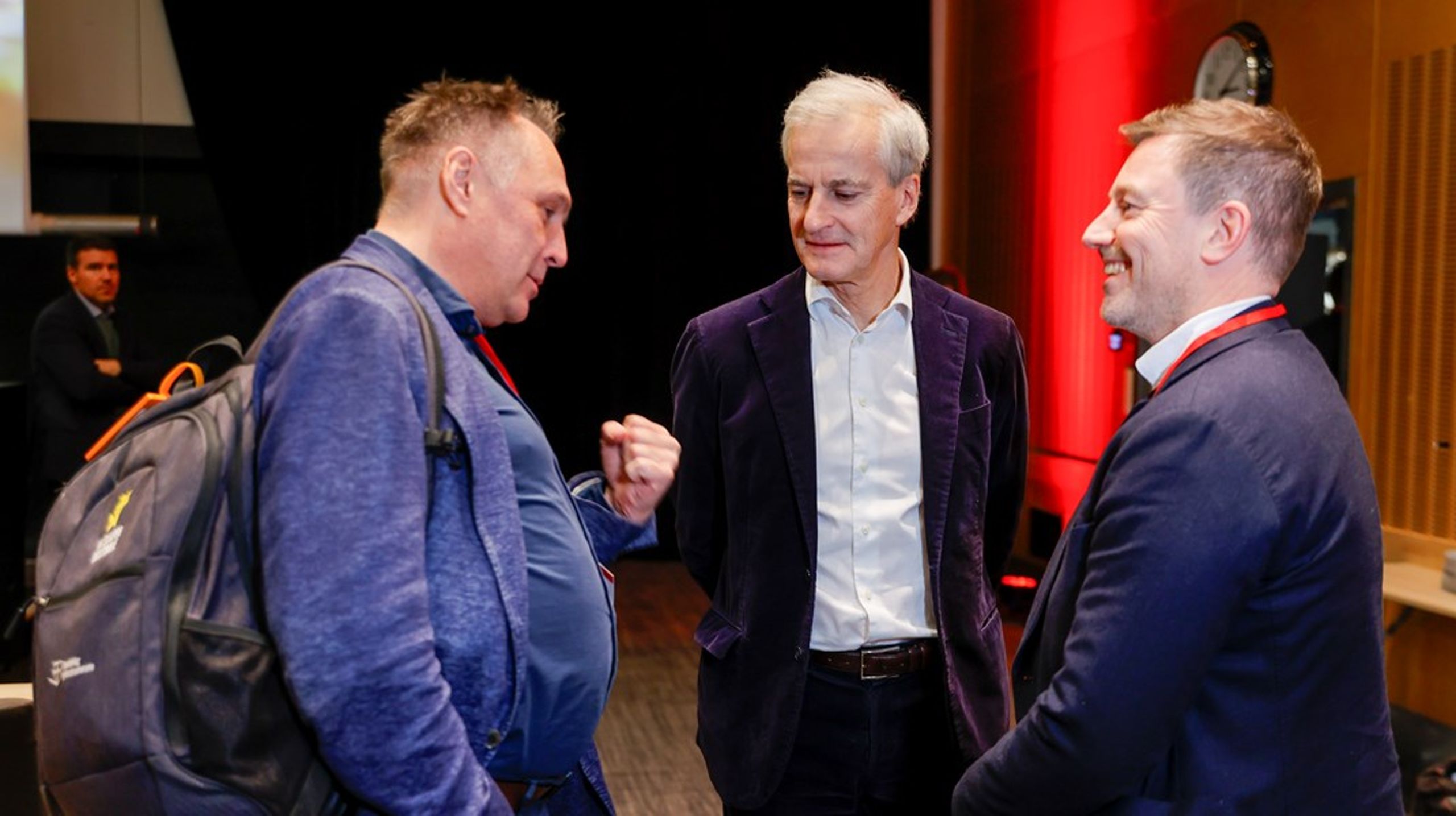 Statssekretær Emil Raaen (t.h) er en av søkerne til jobben som statsforvalter i Trøndelag. Her sammen med statsminister Jonas Gahr Støre og forsvarsminister Tore O. Sandvik under en strategikonferanse i 2023.