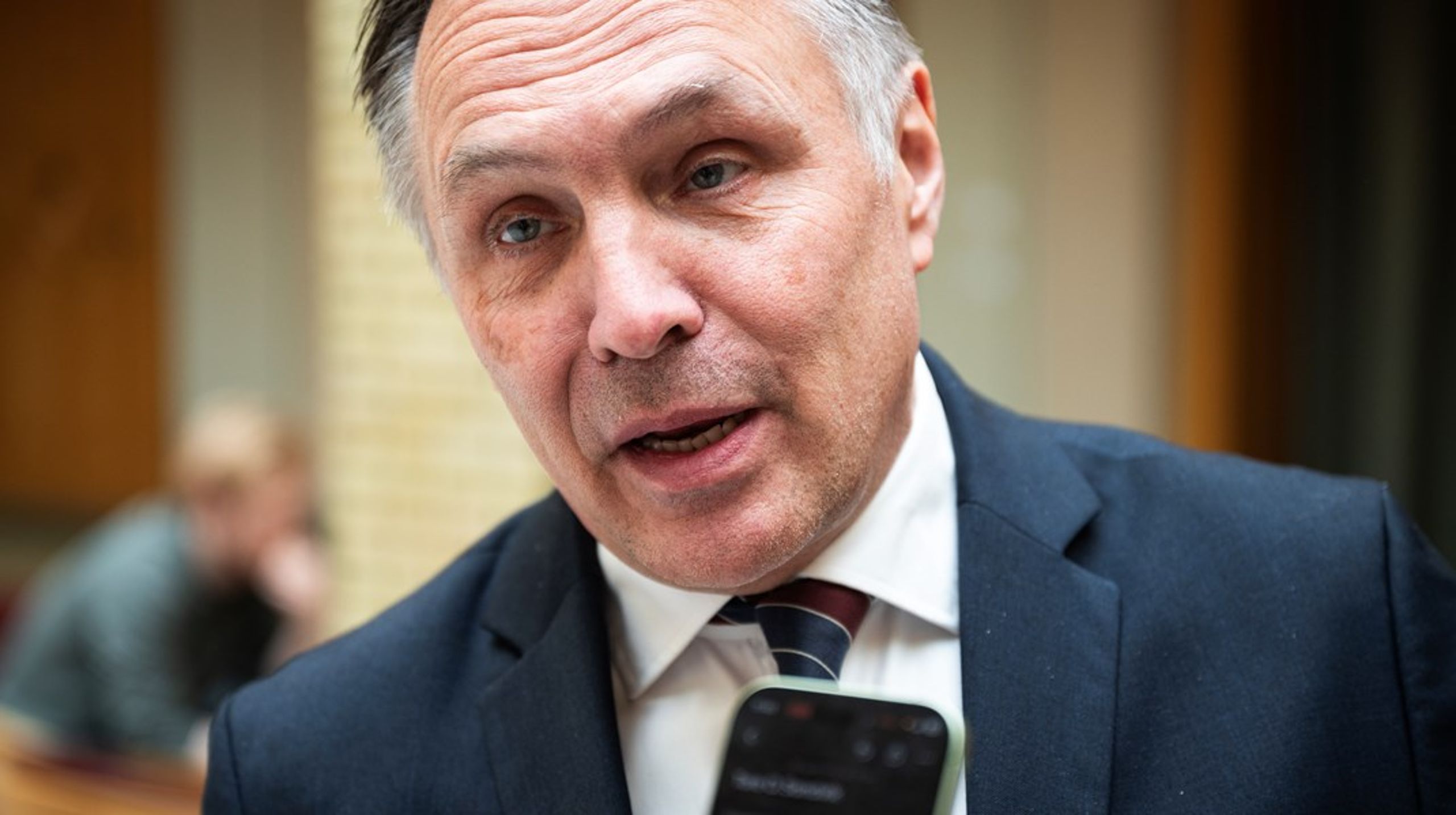 Forsvarsminister Tore O. Sandvik (Ap) forteller at FD har blitt enige med First House om å få relevant informasjon om Anne Flætes arbeid.