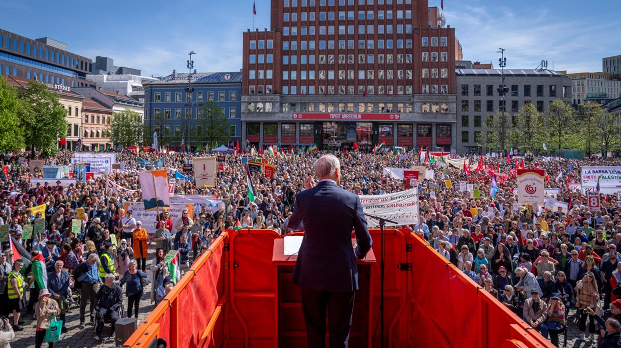 Ap-leder Jonas Gahr Støre talte til Youngstorget på 1. mai i fjor. I år reiser han nordover.&nbsp;