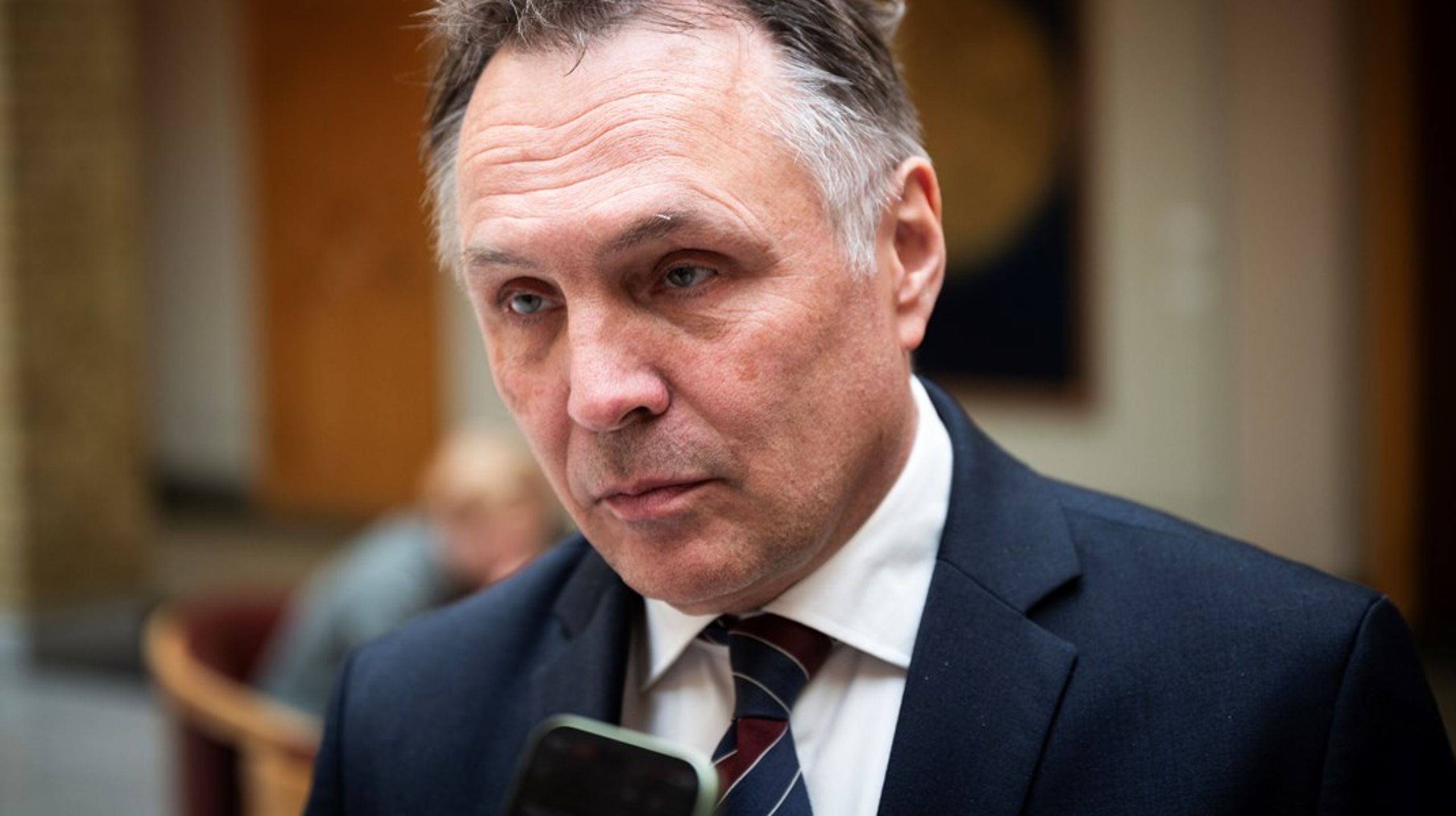 Forsvarsminister Tore O. Sandvik (Ap) vil ikke at Epstein-kommisjonen skal få uinnskrenket tilgang på informasjon.