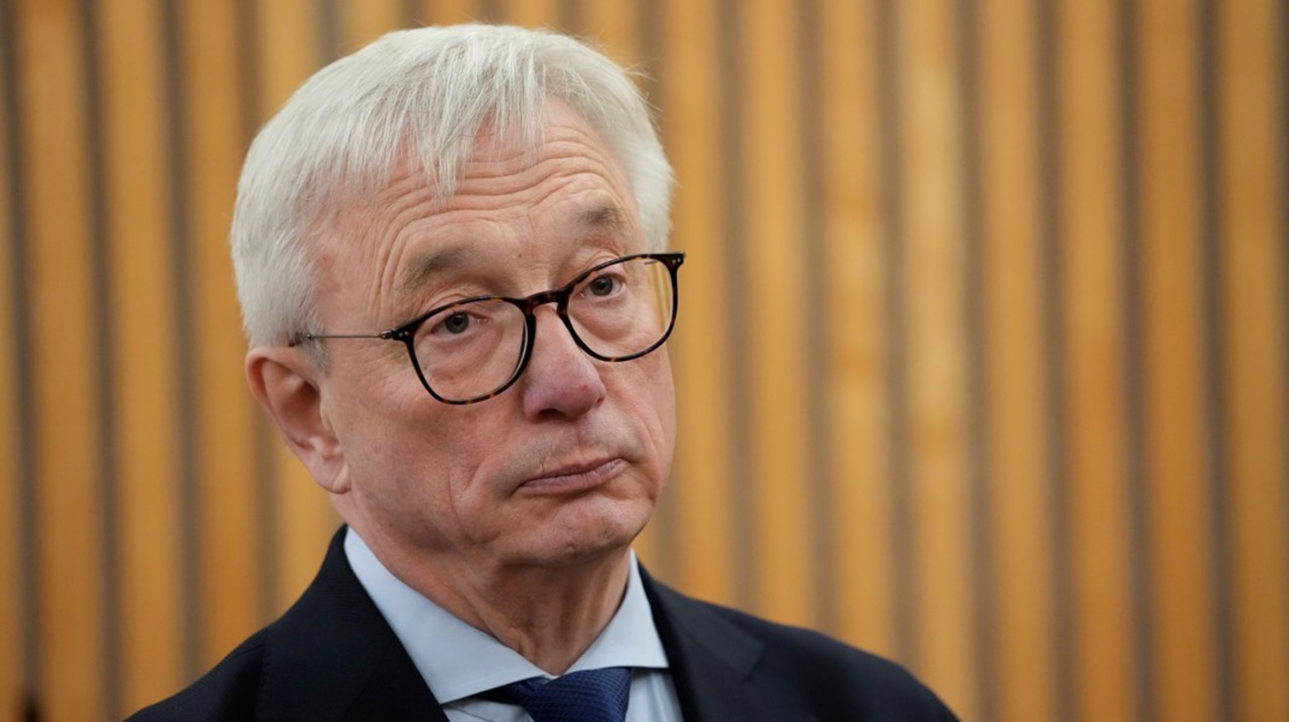 Riksrevisor Karl Eirik Schjøtt-Pedersen sier kommunene må ta mer av ansvaret for helsehjelp til den eldre befolkningen for ikke å overbelaste sykehusene fremover.&nbsp;