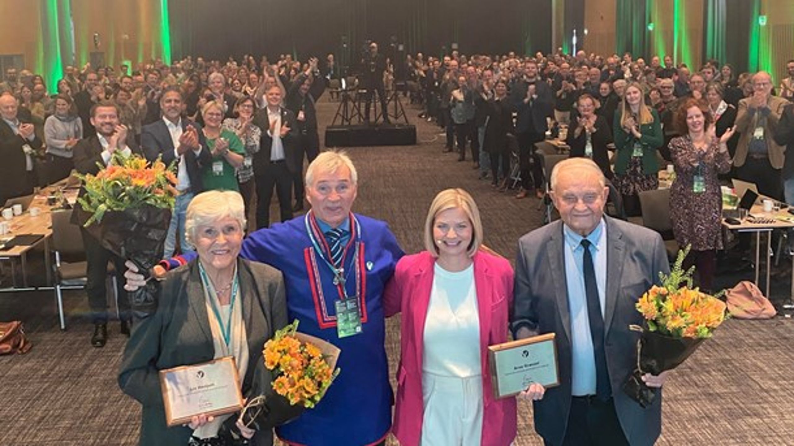 Venstreveteranene Liv Henjum, Anton Dahl og Arne Grønset ble hedret under årets landsmøte.