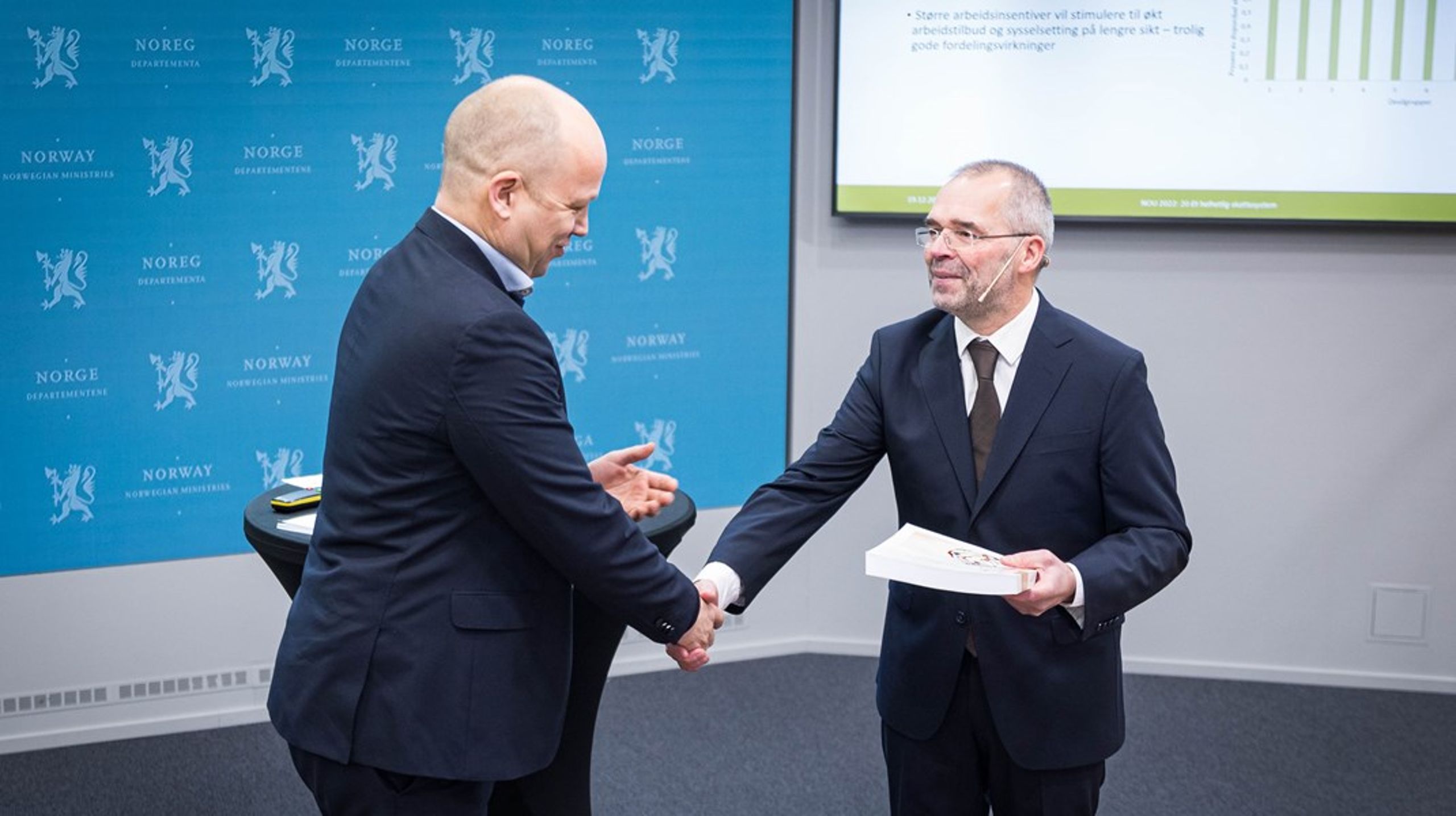 Tidligere leder for Skatteutvalget, Ragnar Torvik (t.h.) er utnevnt som leder for Finansdepartementets Rådgivende utvalg for finanspolitiske analyser.