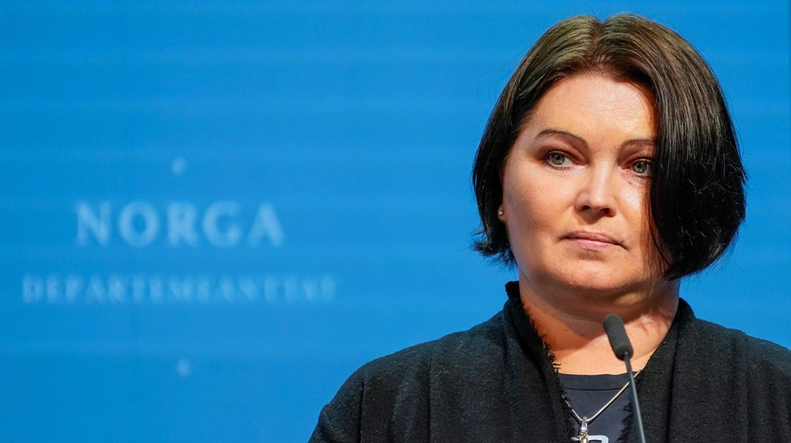 Konstituert direktør i FHI, Gun Peggy Knudsen, er kritisk til at regjeringen har sendt forslag om lovendringer ut på høring før den endelige ansvars- og oppgavedelingen mellom FHI og Helsedirektoratet er klar.