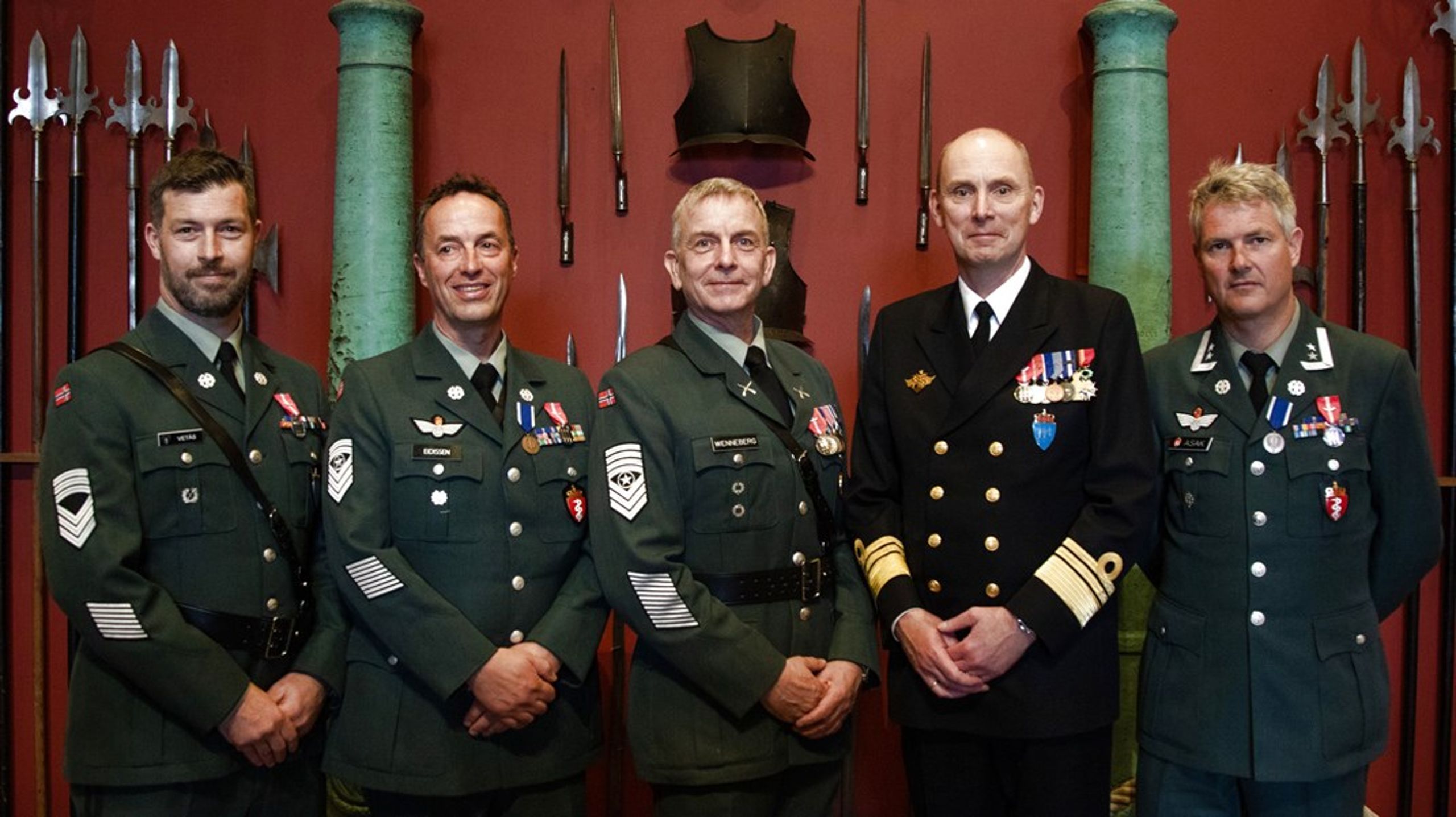 Christer Vetås, Bjørn Eidissen og Håkon Asak mottok Forsvarsmedaljen med laurbærgren.&nbsp;