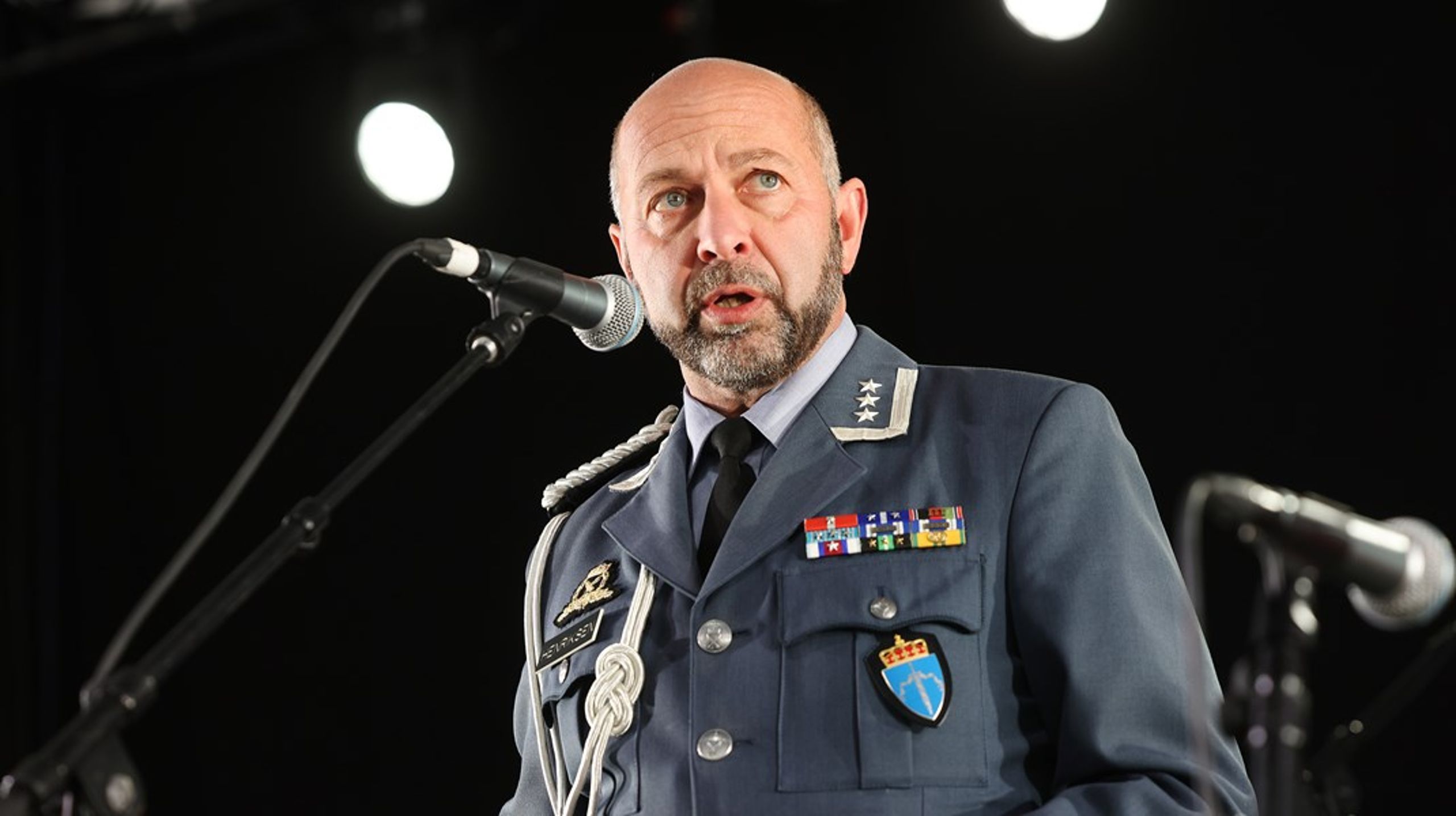 Oberst Morten Henriksen ble i statsråd frabeordret fra rollen som kong Haralds overadjutant.