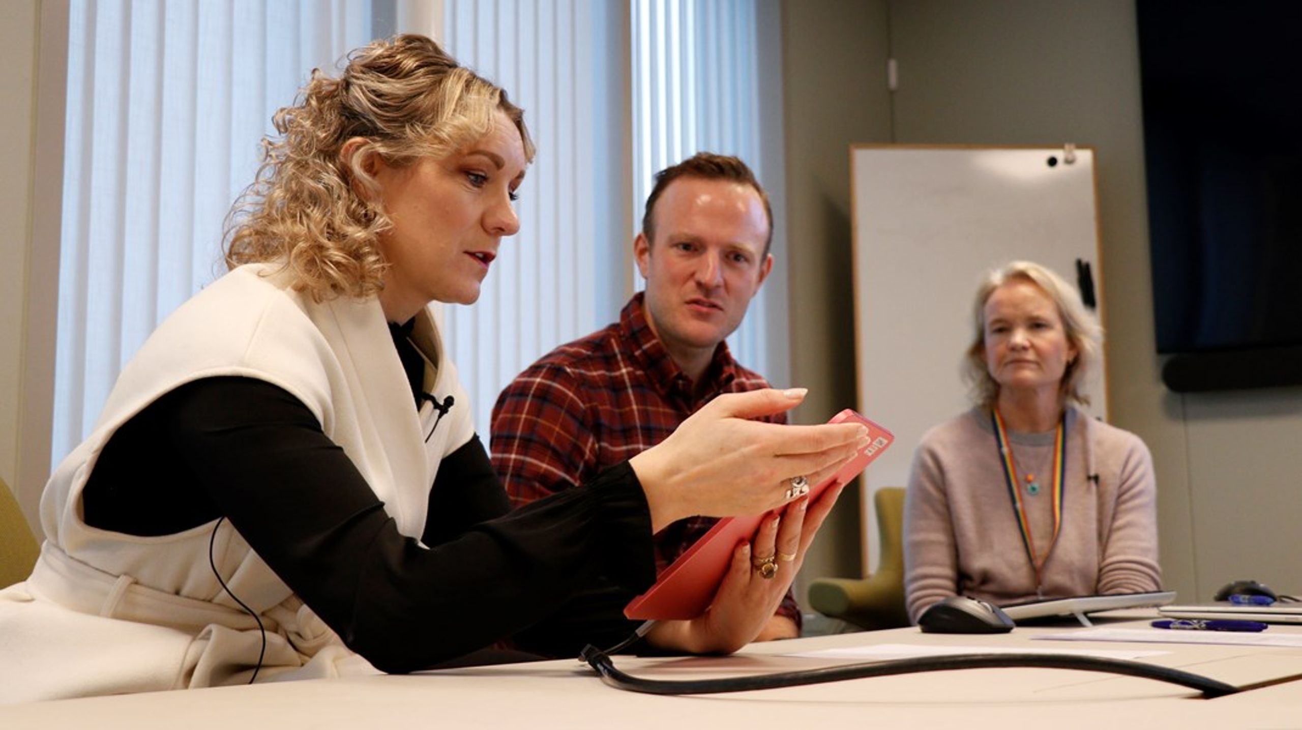 Digitaliseringsminiser Karianne Tung er med på et «sveip», som Datatilsynet kaller det. Da går hun gjennom personvernet i ulike skoleapper. Her sammen med Magnus Mühlbradt og Helle Jacobsen i Datatilsynet.&nbsp;