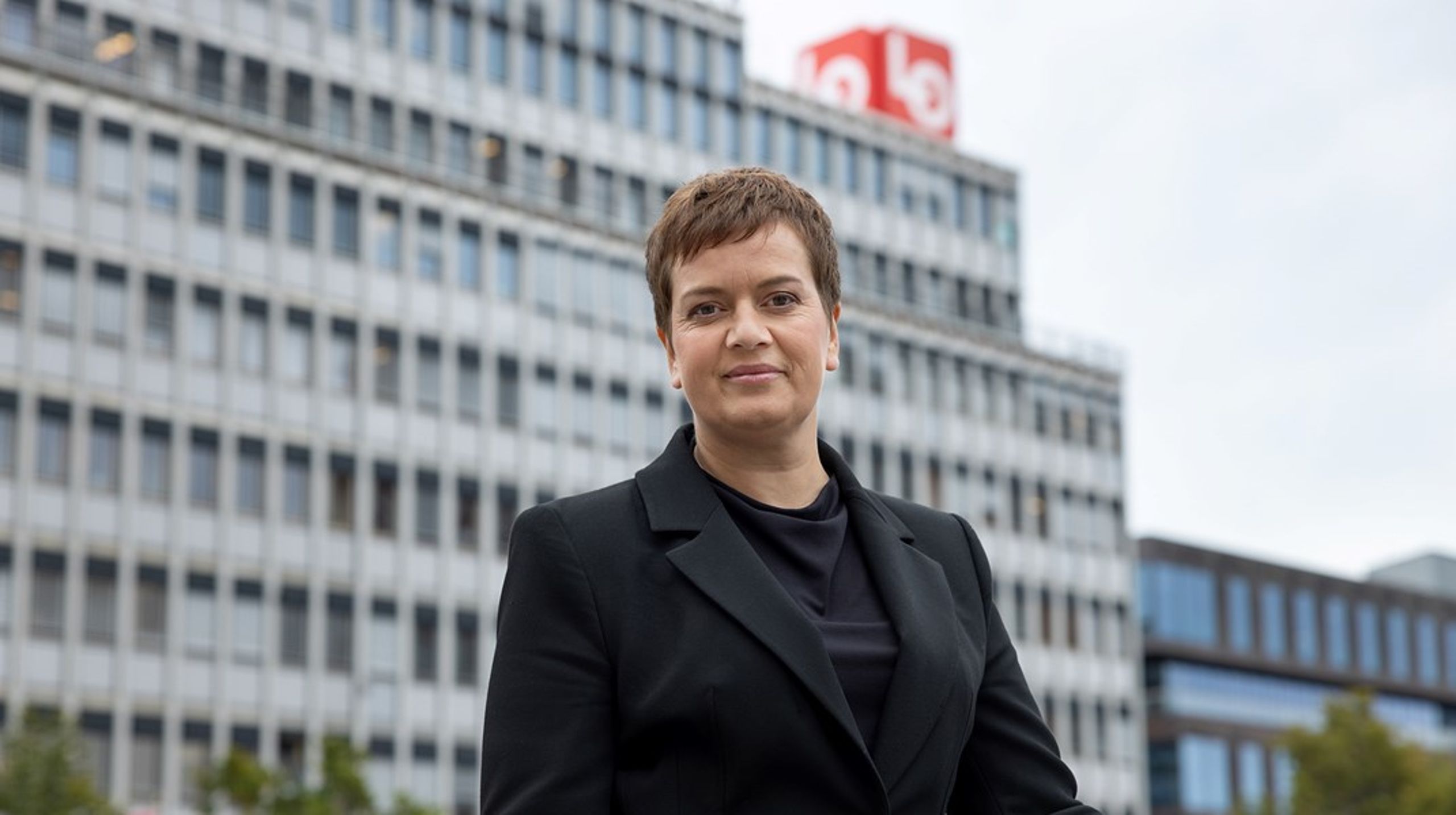 Nestleder i LO, Henriette Jevnaker, mener en ny rapport viser at deltidsansatte har rett på&nbsp;overtidsbetalt fra første time når de jobber mer enn avtalt arbeidstid.