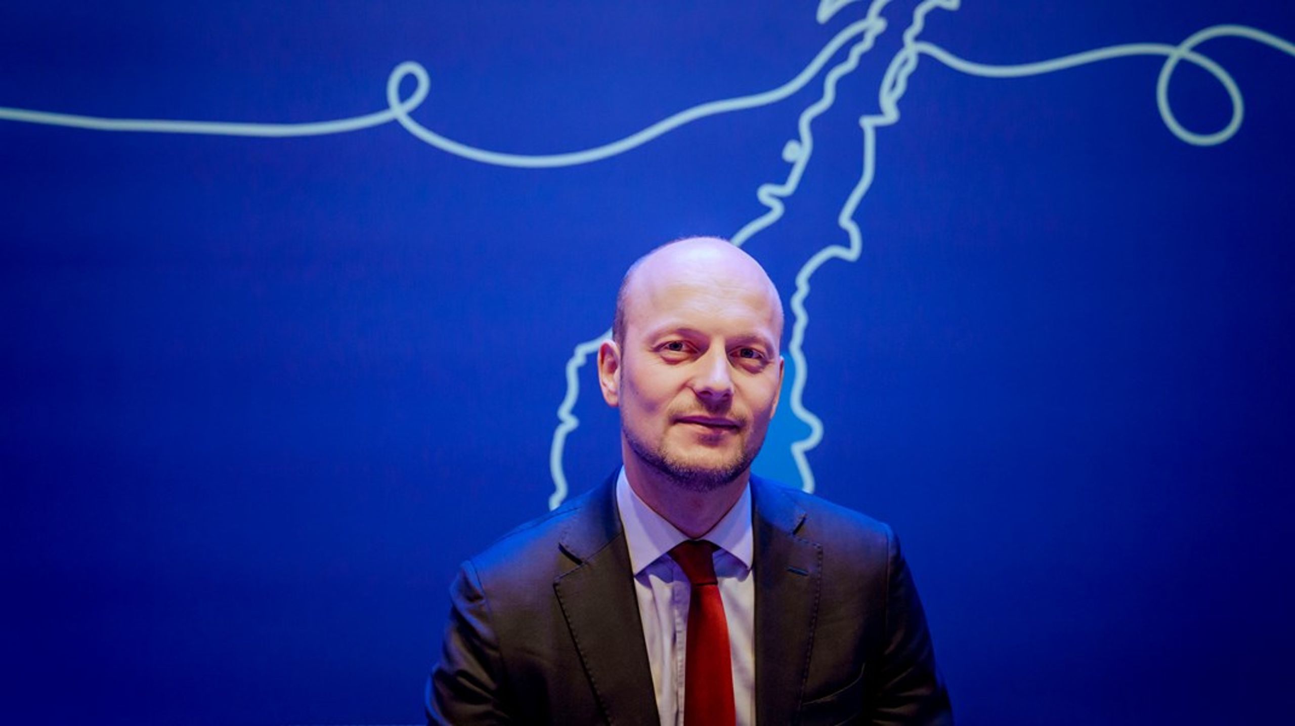 Georg Riekeles er EU-ekspert i Brussel og advarer Norge mot å ta for lett på utfordringene dagens toll- og handelspolitikk skaper for EØS-avtalen. Tirsdag skal EU avgjøre om Norge inkluderes i beskyttelsestiltakene i møte med USAs tollmurer.&nbsp;