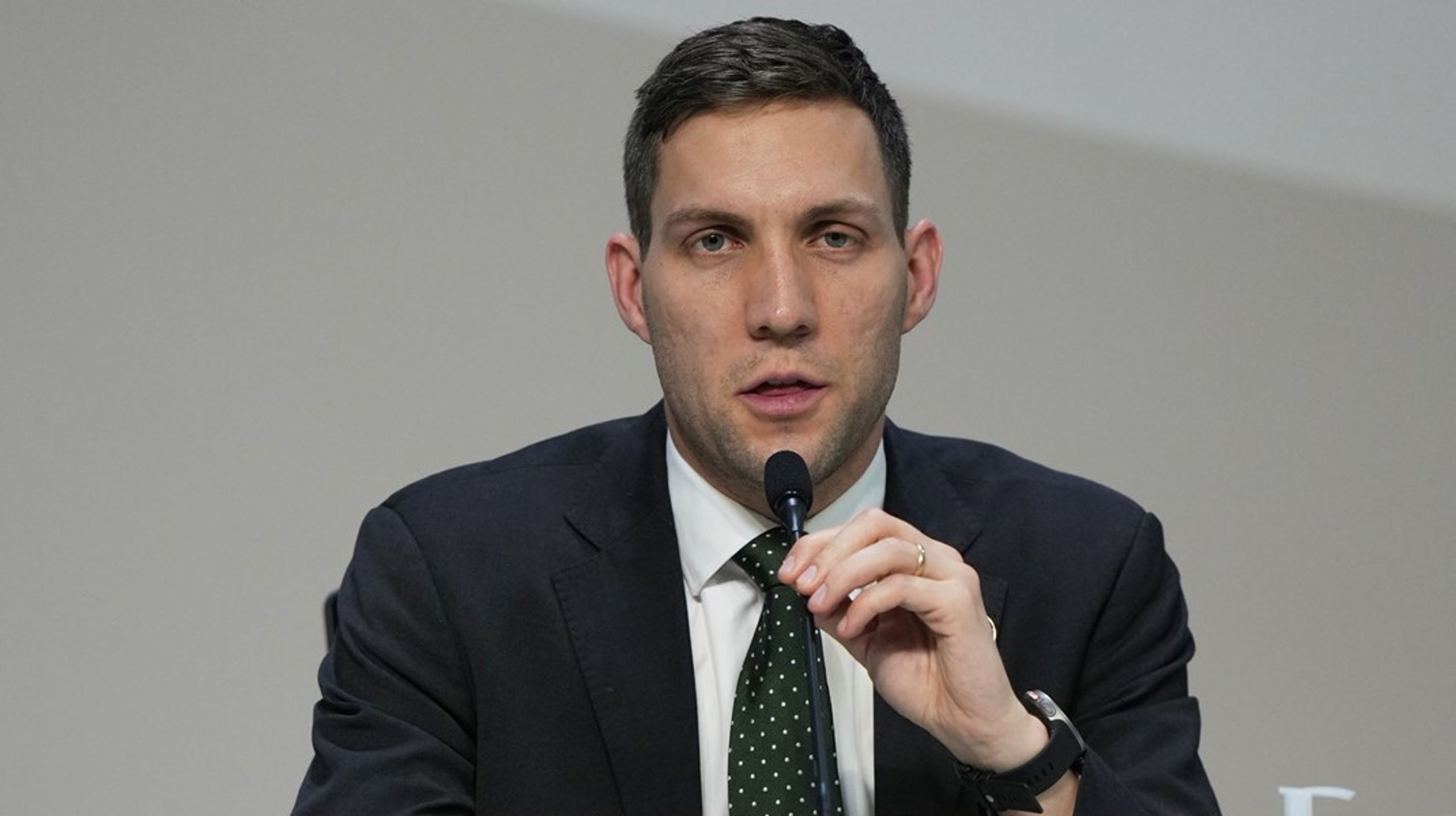 Andreas Bjelland Eriksen mener man kunne fått til mer om energiomstilling, hvis flere land ikke gikk til skrittet med å stille ultimatum. Her fra en pressekonferanse under årets klimatoppmøte.