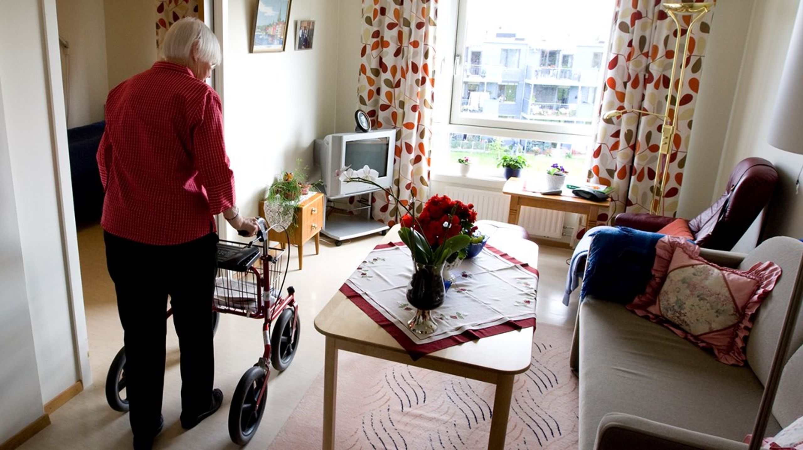 I noen kommuner reduseres tilbudet til eldre ned til et lovpålagt minimum. Mange steder foreligger det nå forslag om å legge ned sykehjemsplasser og satse mer på hjemmetjenester og digital overvåkning.