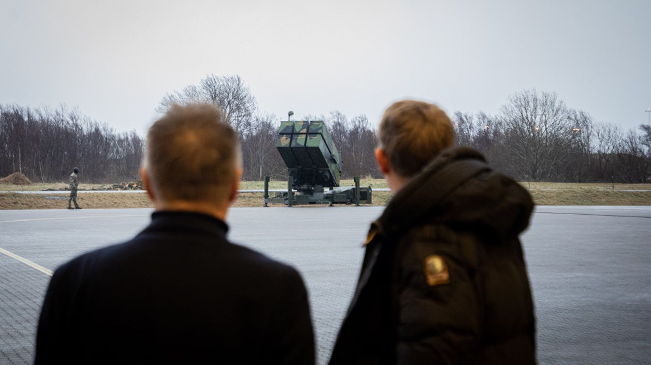 Forsvarsministrene Tore O. Sandvik (Ap) og Troels Lund Poulsen insipeserte luftvernsystemet NASAMS på Ørland kampflybase i Trøndelag.