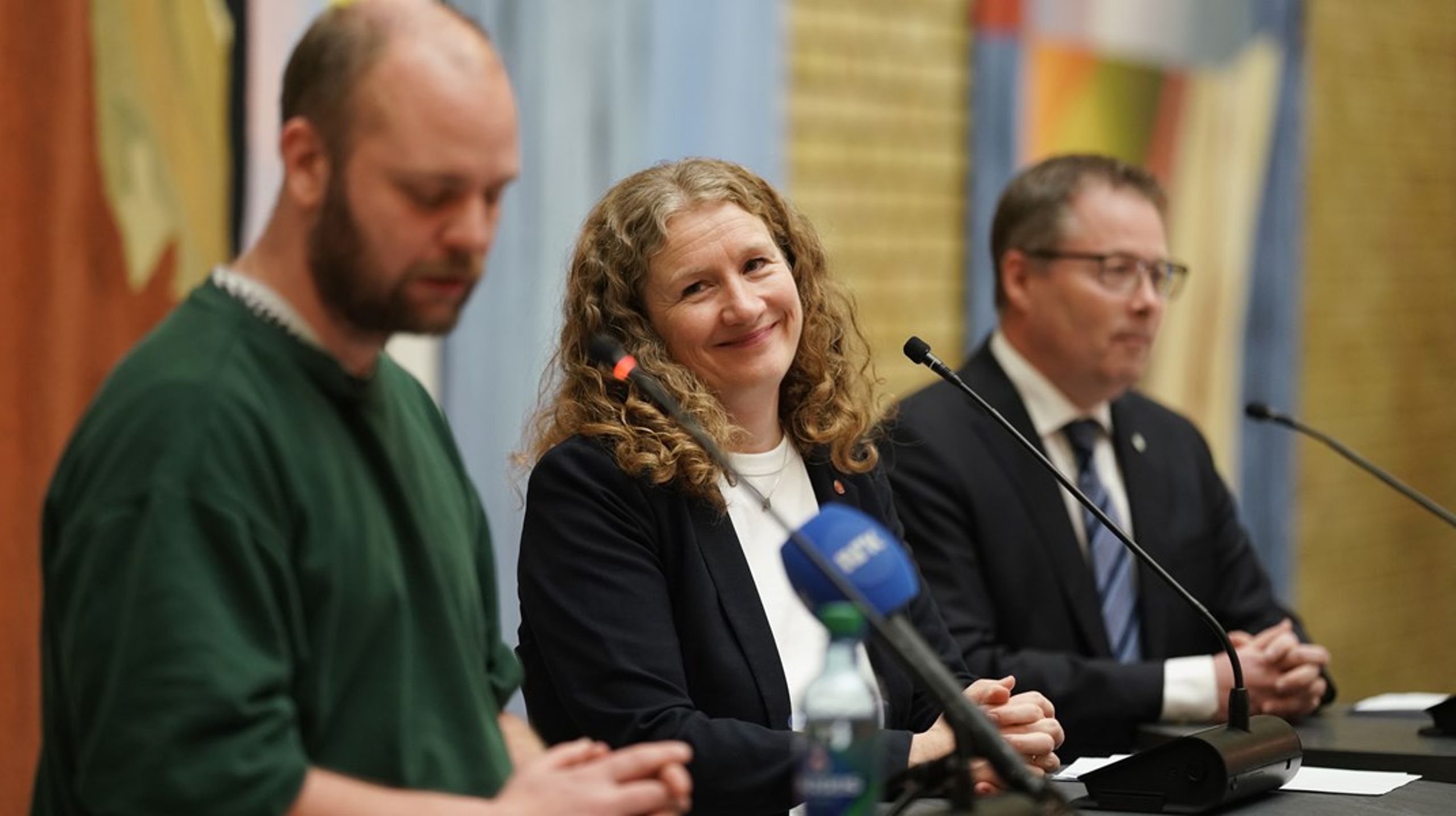 Mimir Kristjansson (Rødt), Tuva Moflag (Ap) og Bjørn Arild Gram (Sp) ble til slutt enige om en budsjettavtale. Rødt og Sps gjennomslag økte etter at MDG og SV hadde forlatt forhandlingene.&nbsp;<br><br>